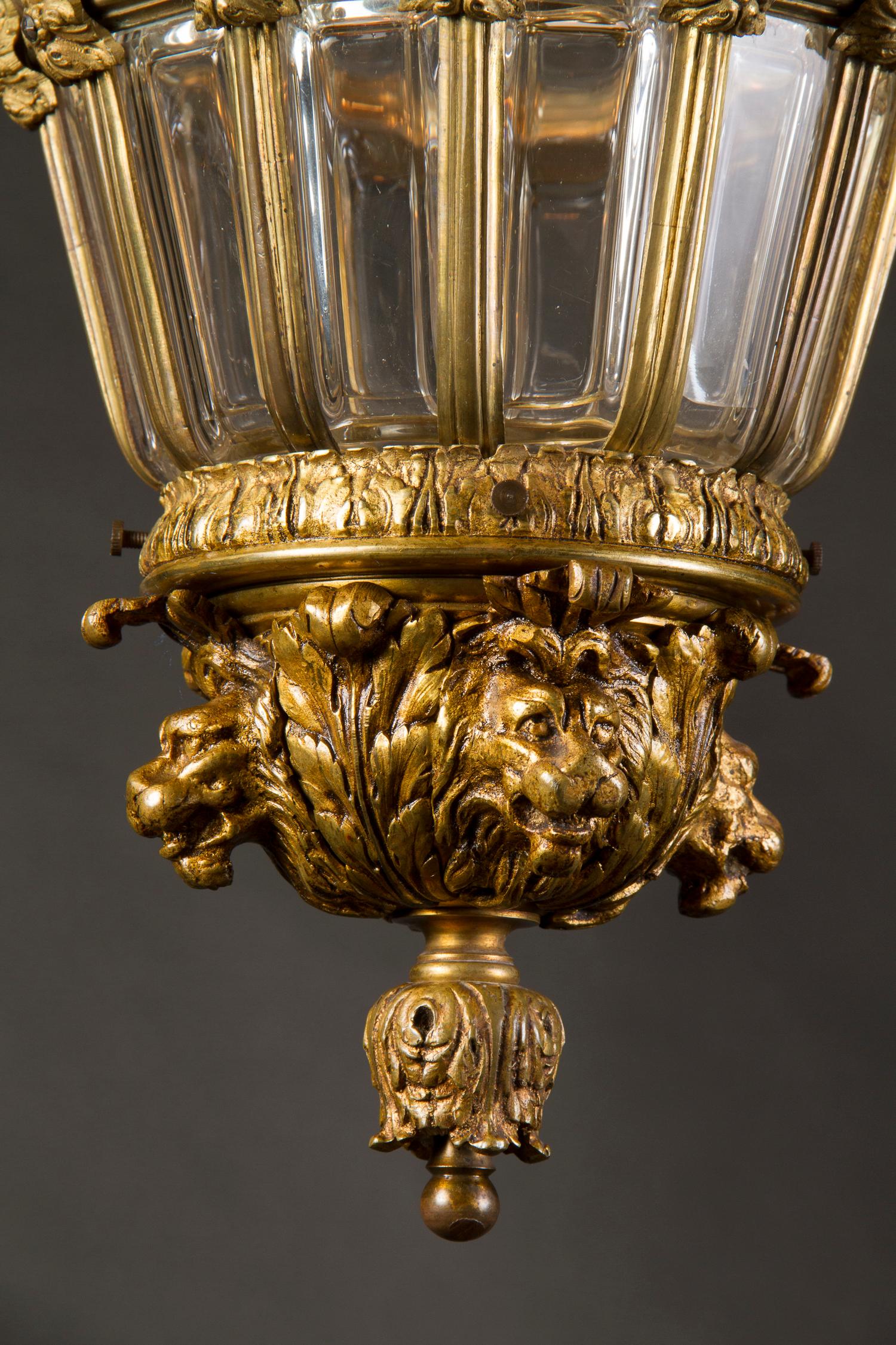 Lanterna francese in bronzo di Napoleone III del XIX secolo con vetri fenestrati, figure allegoriche in bronzo, leoni in bronzo nella parte inferiore, sormontata da una corona in bronzo ben dettagliata