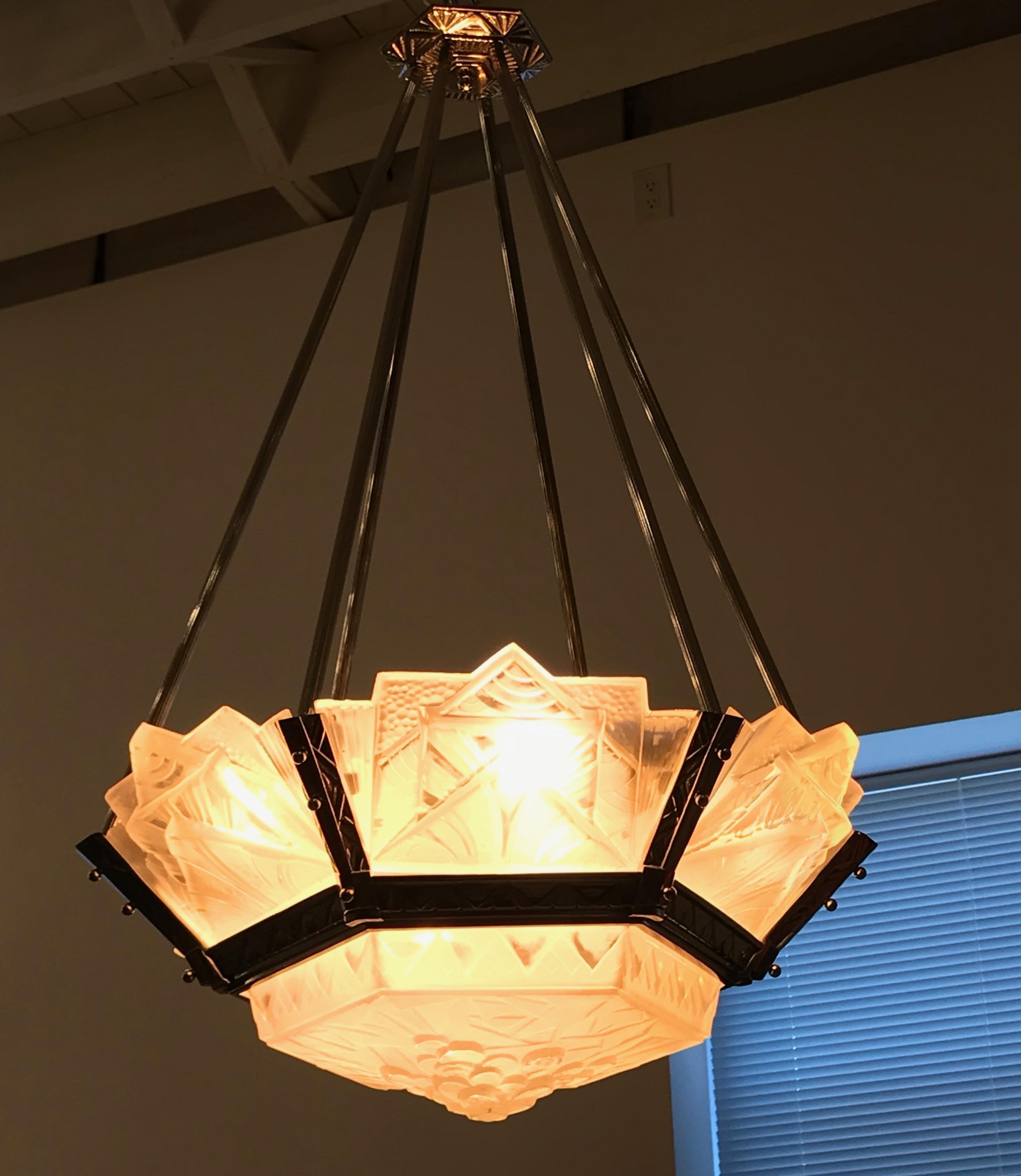 Grand French Art Deco Geometric Chandelier Signed by Muller Freres Luneville For Sale 7