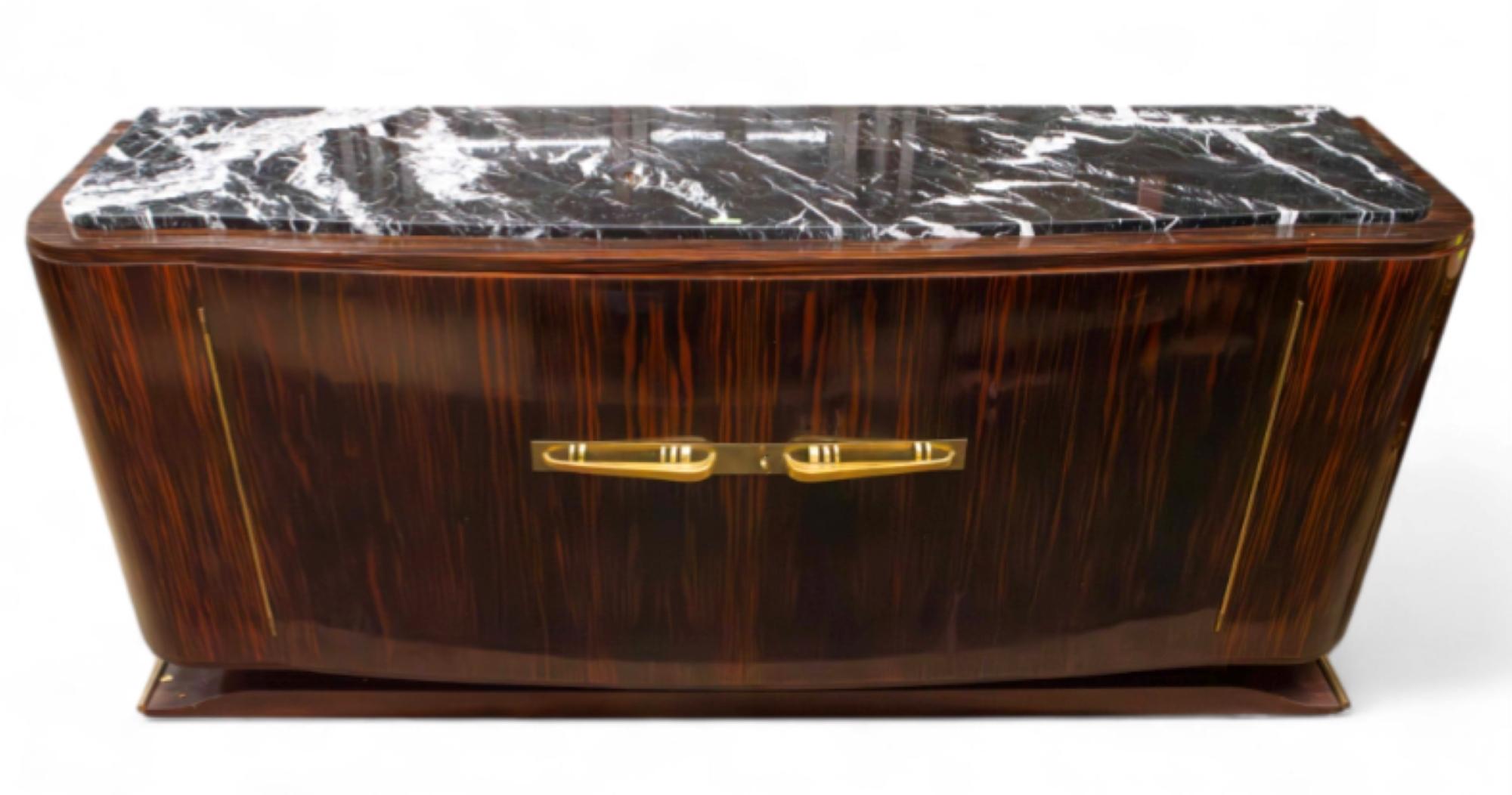 Splendida credenza francese Art Déco in pregiata impiallacciatura di Macassar con piano d'appoggio a più livelli, grandi ante centrali con chiave e interni ben arredati che hanno avuto una grande influenza sul design moderno. Il telaio è leggermente