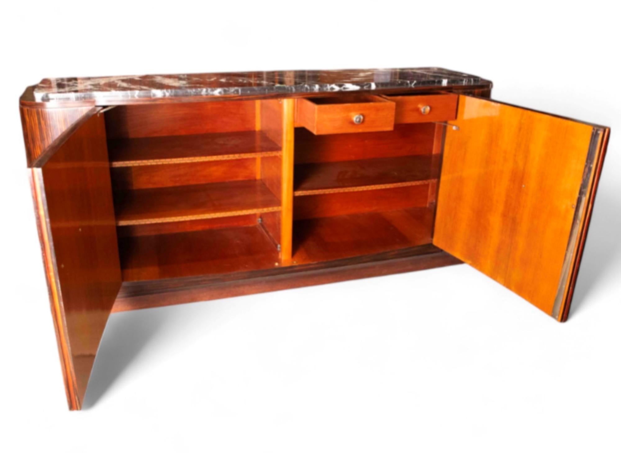 Impiallacciato Grande credenza francese Art Deco Macassar in vendita