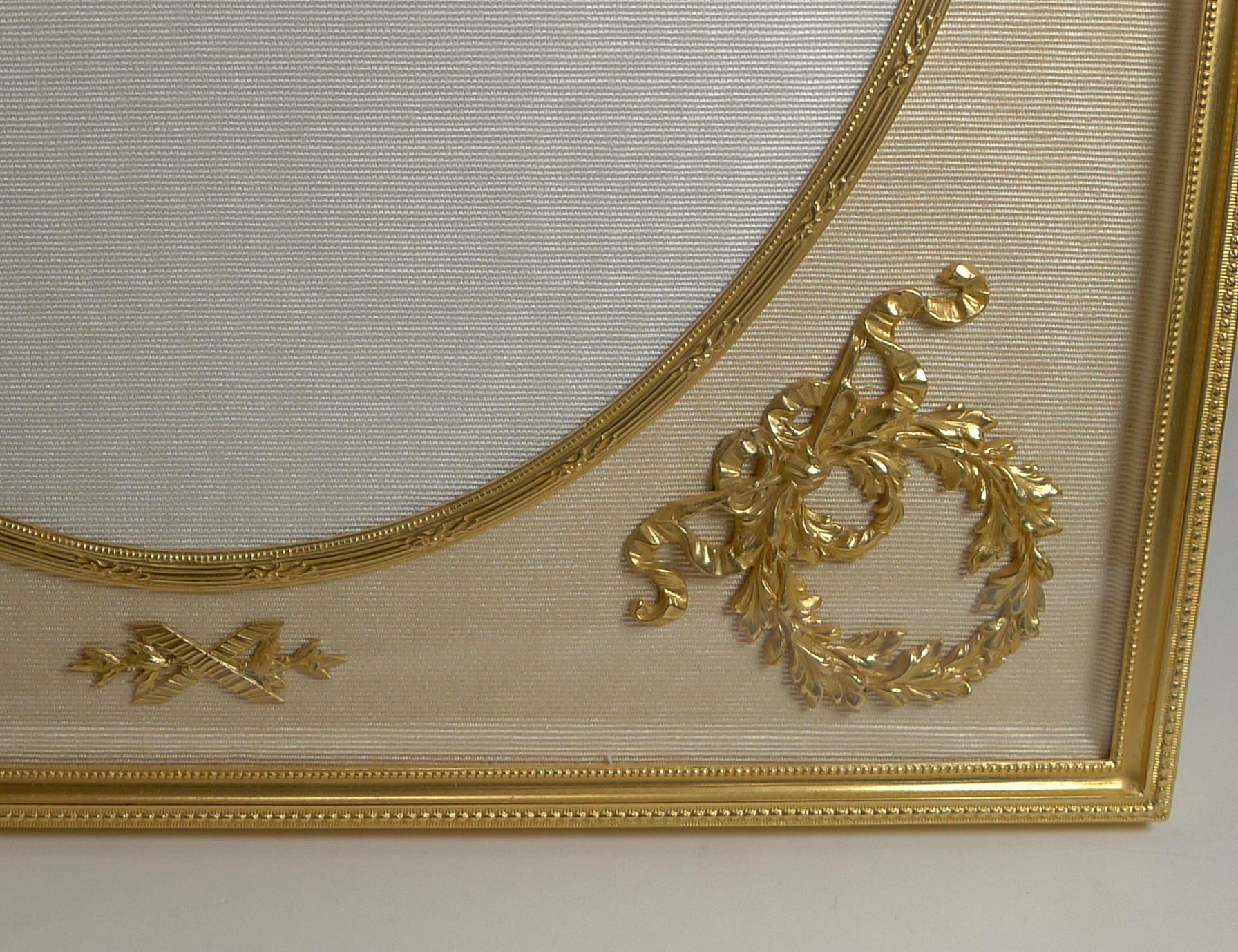 Doré Grand cadre à photos en bronze doré, circa 1900 en vente