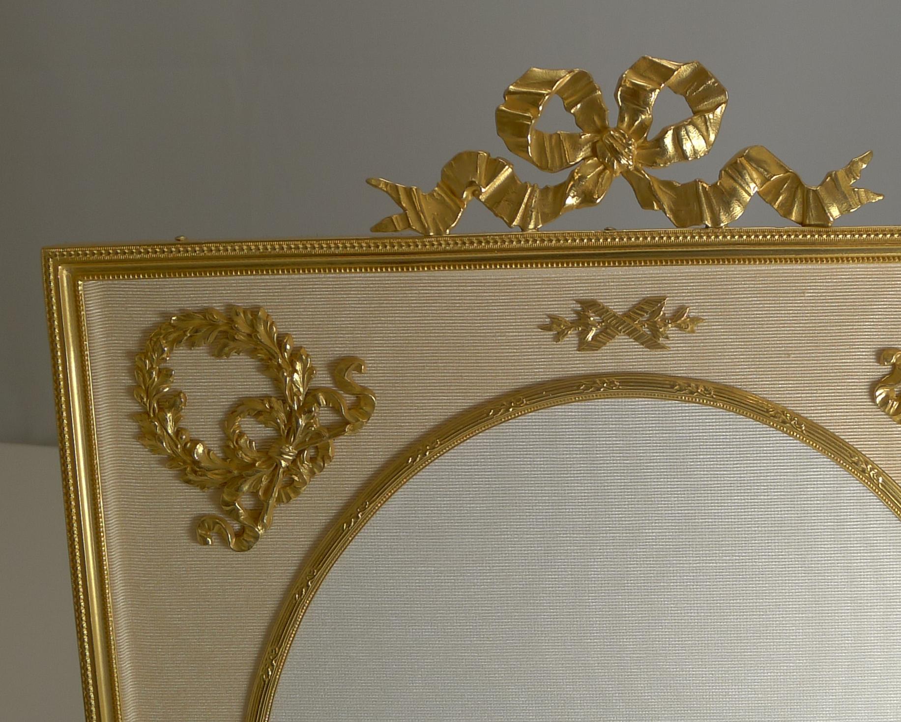 Grand cadre à photos en bronze doré, circa 1900 Bon état - En vente à Bath, GB
