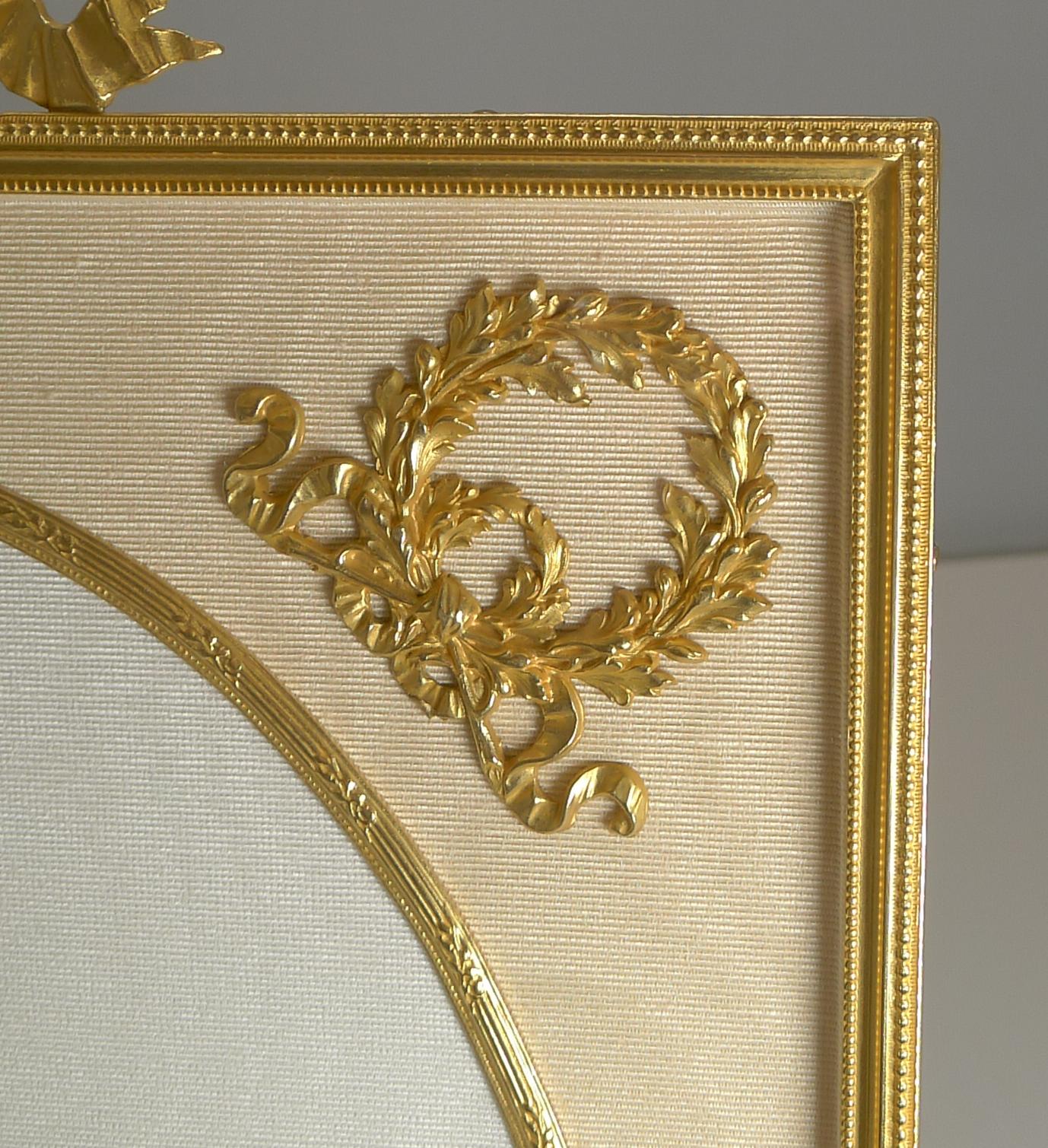 Début du 20ème siècle Grand cadre à photos en bronze doré, circa 1900 en vente