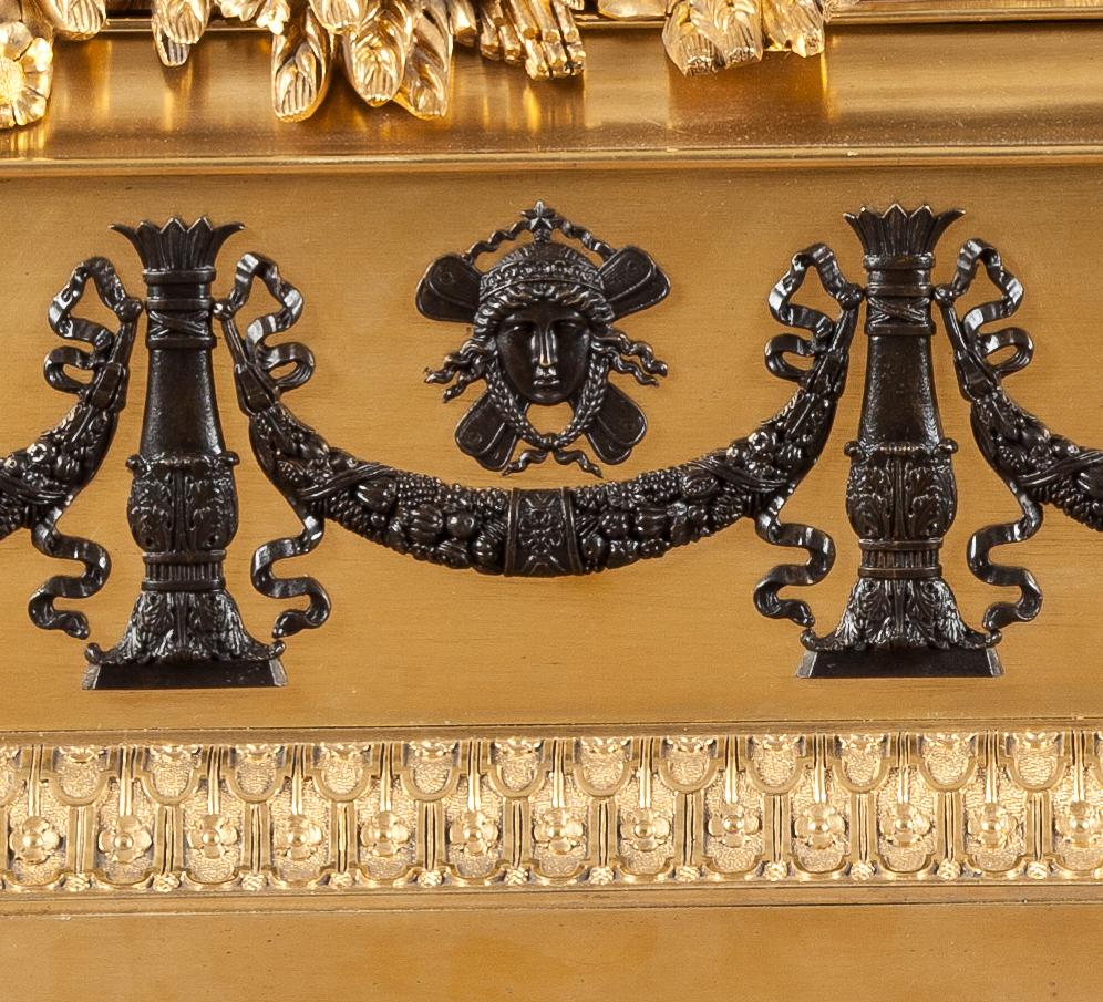 Anglais Grande horloge de cheminée française en bronze doré et patiné de style Empire en vente