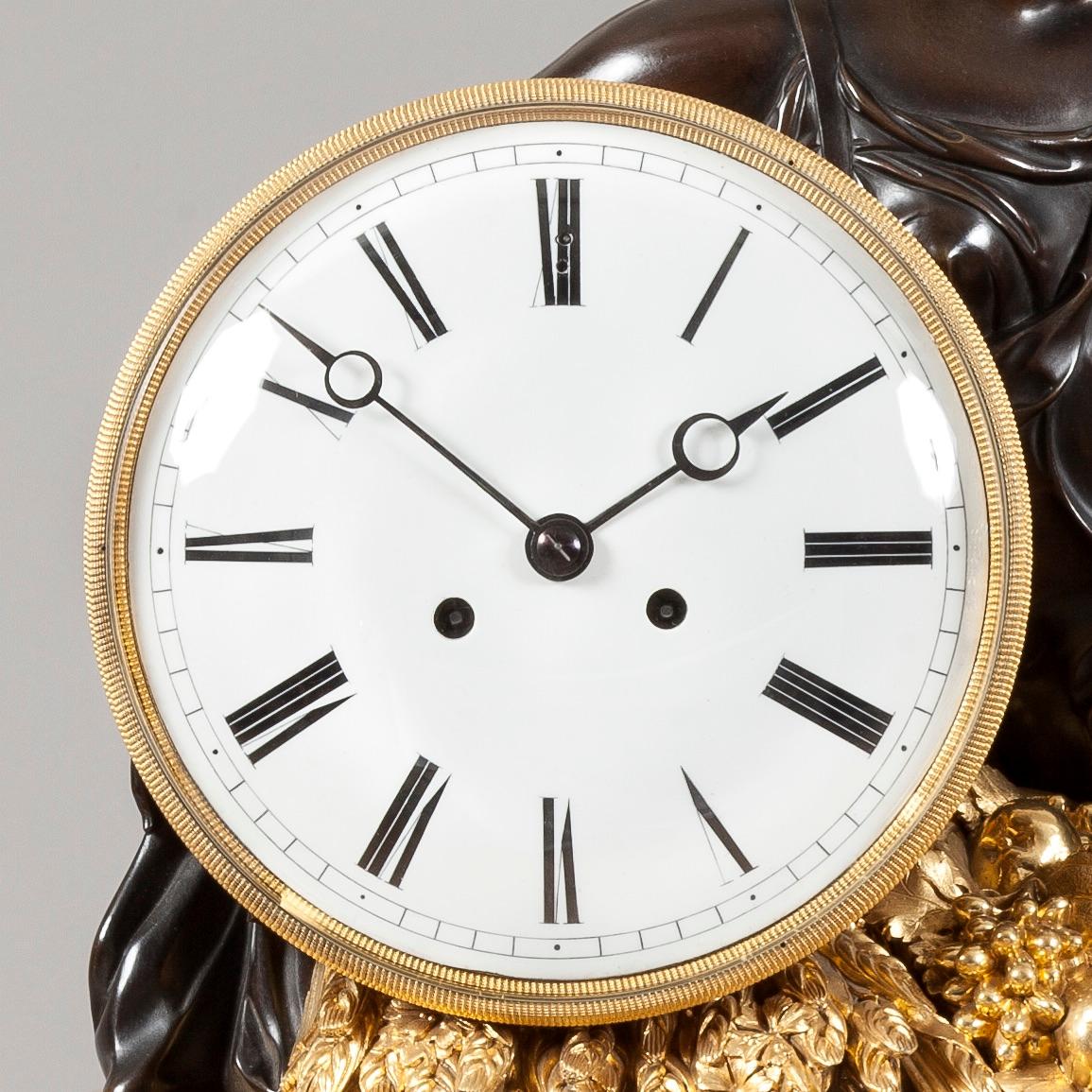 Grande horloge de cheminée française en bronze doré et patiné de style Empire Excellent état - En vente à London, GB