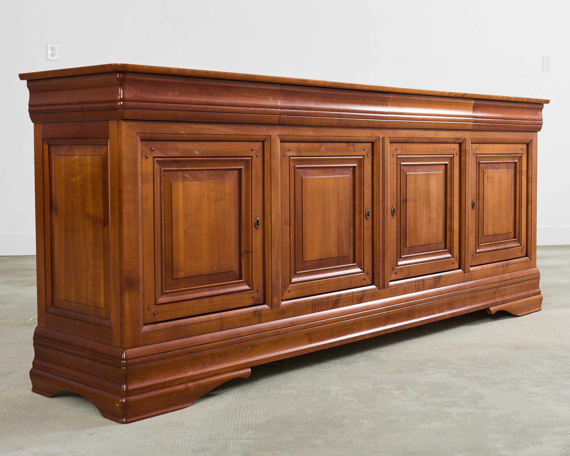 Fatto a mano Credenza Enfilade in legno di noce in stile Louis Philippe in vendita