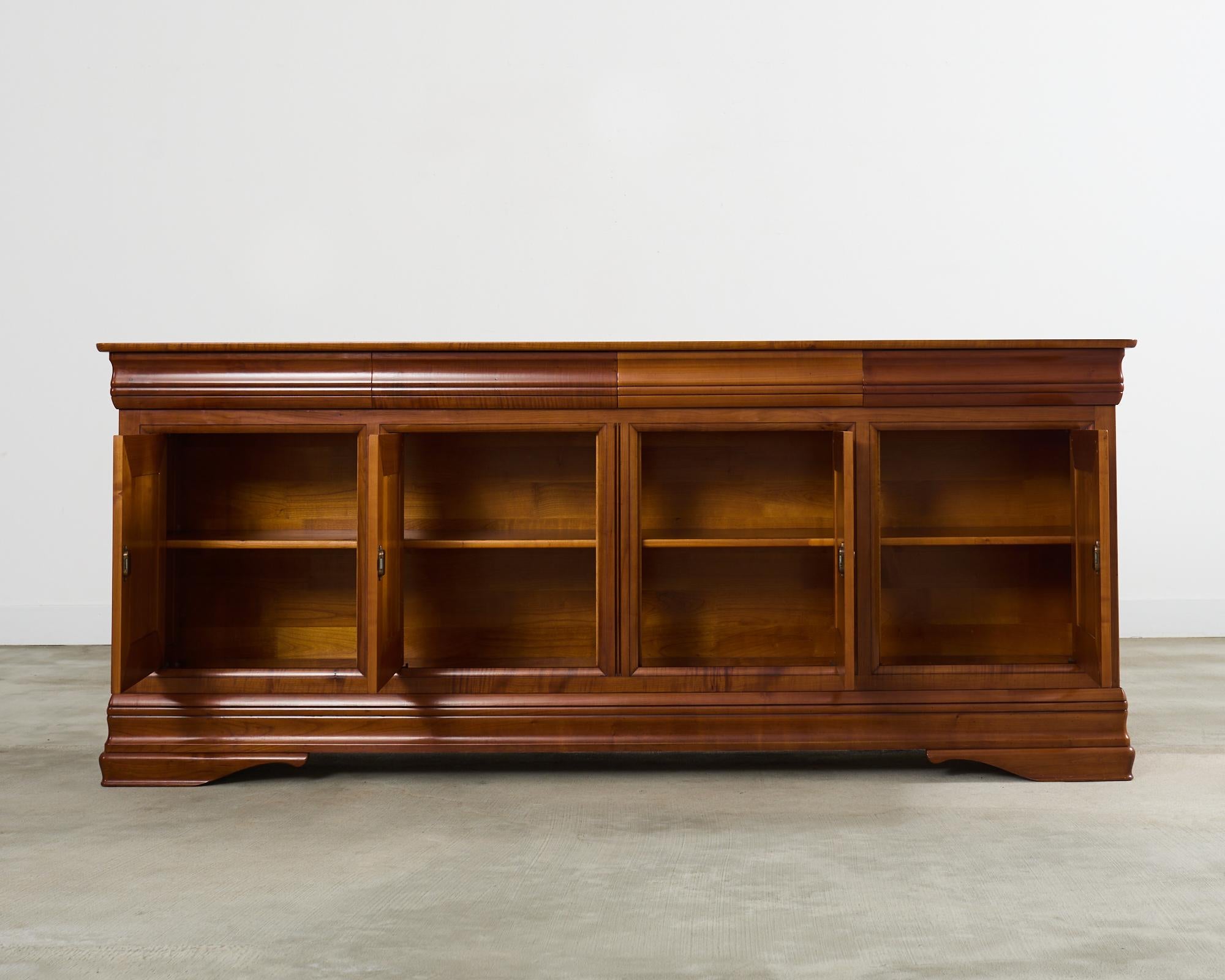 Credenza Enfilade in legno di noce in stile Louis Philippe In condizioni buone in vendita a Rio Vista, CA