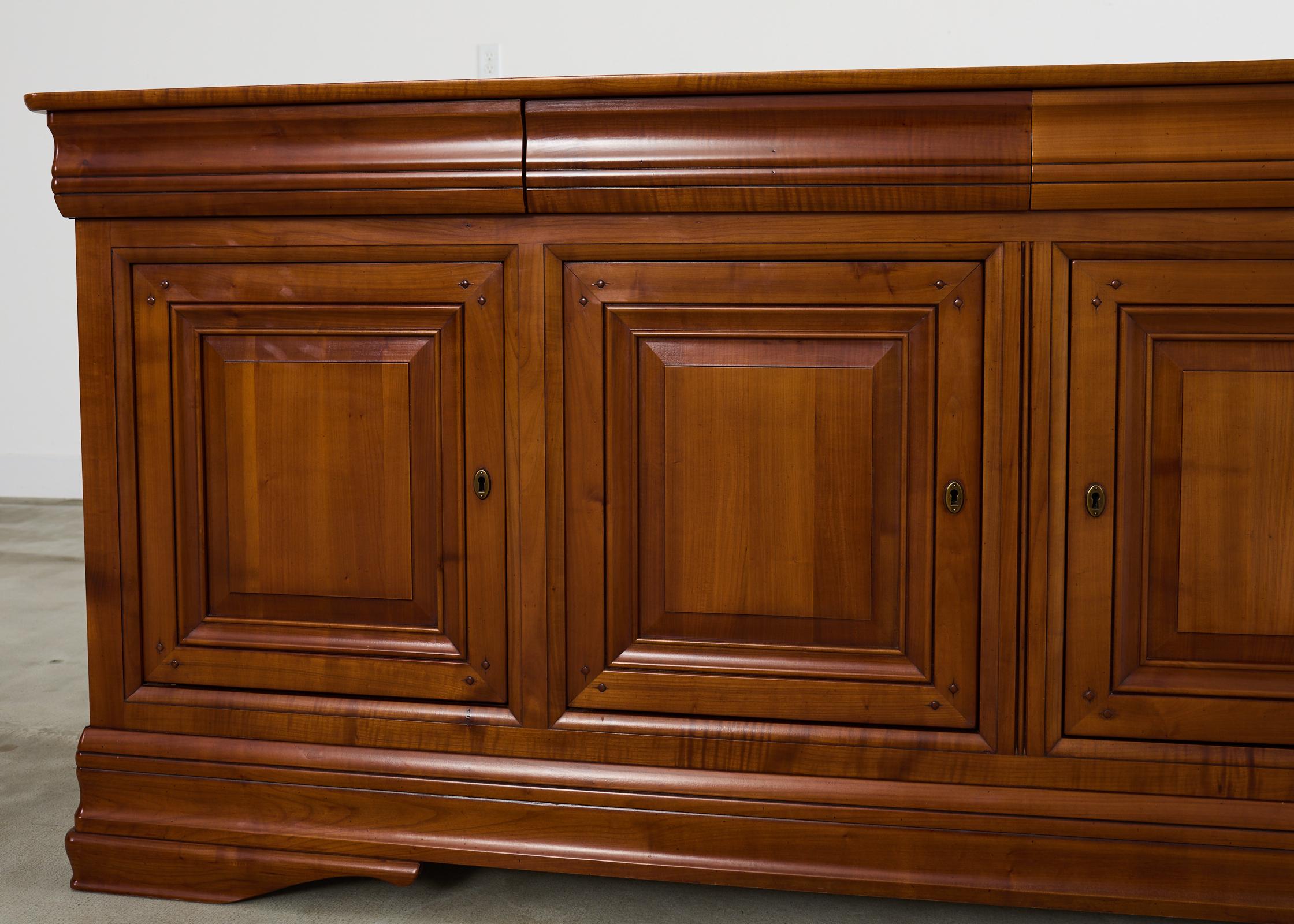 Ottone Credenza Enfilade in legno di noce in stile Louis Philippe in vendita