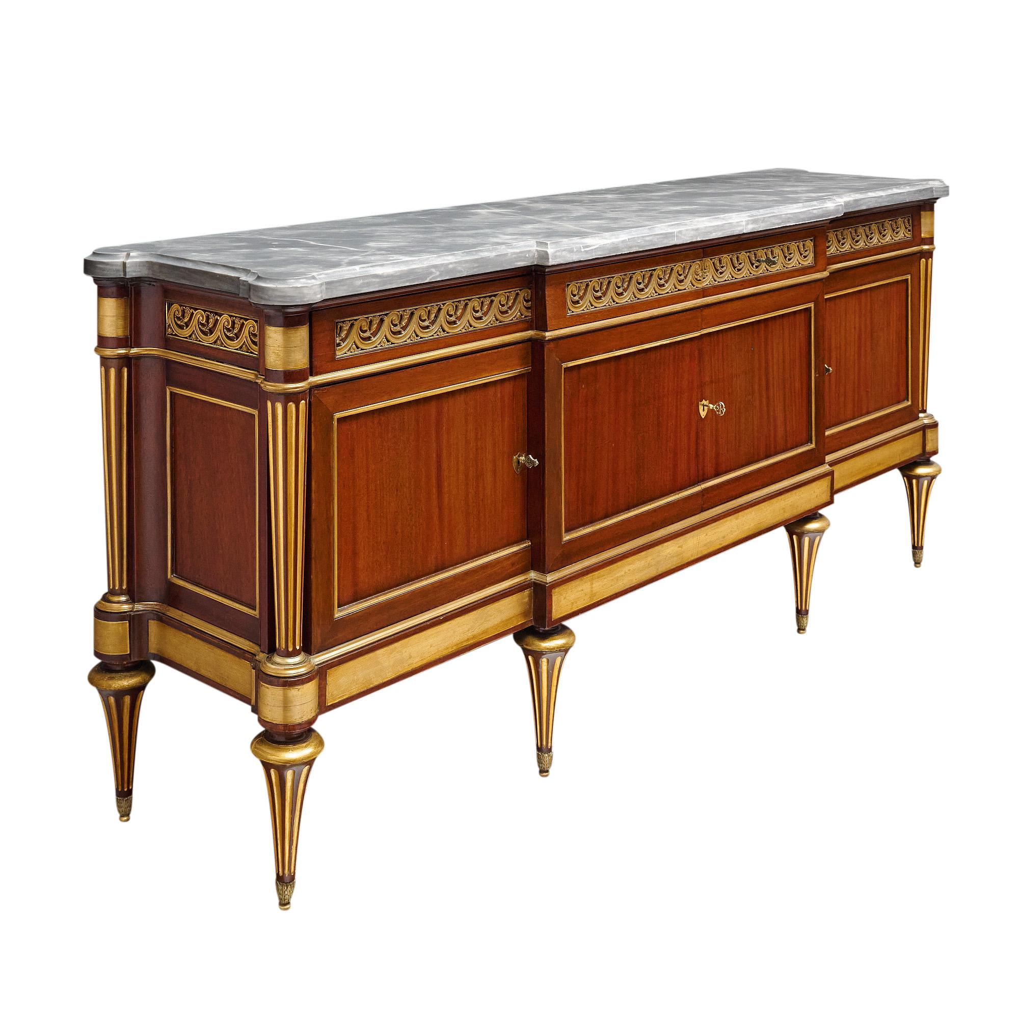 Buffet aus Frankreich im Stil Louis XVI. Dieses Stück ist aus gestreiftem Mahagoniholz gefertigt und besticht durch seine handgefertigten Details. Es gibt vier Türen, die zu inneren Regalen führen. In der Traverse sind die vier