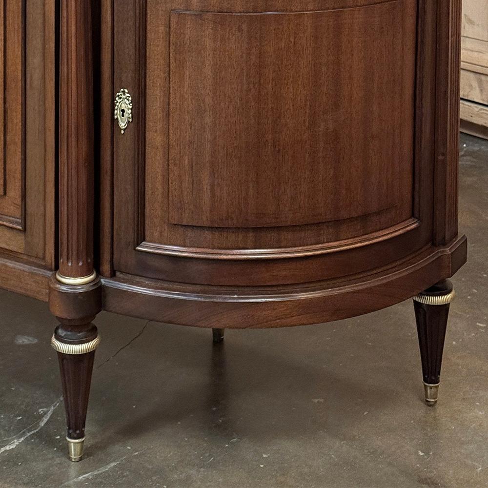 Grand French Louis XVI Mahogany Round-Sided Buffet con marmo di Carrara in vendita 2