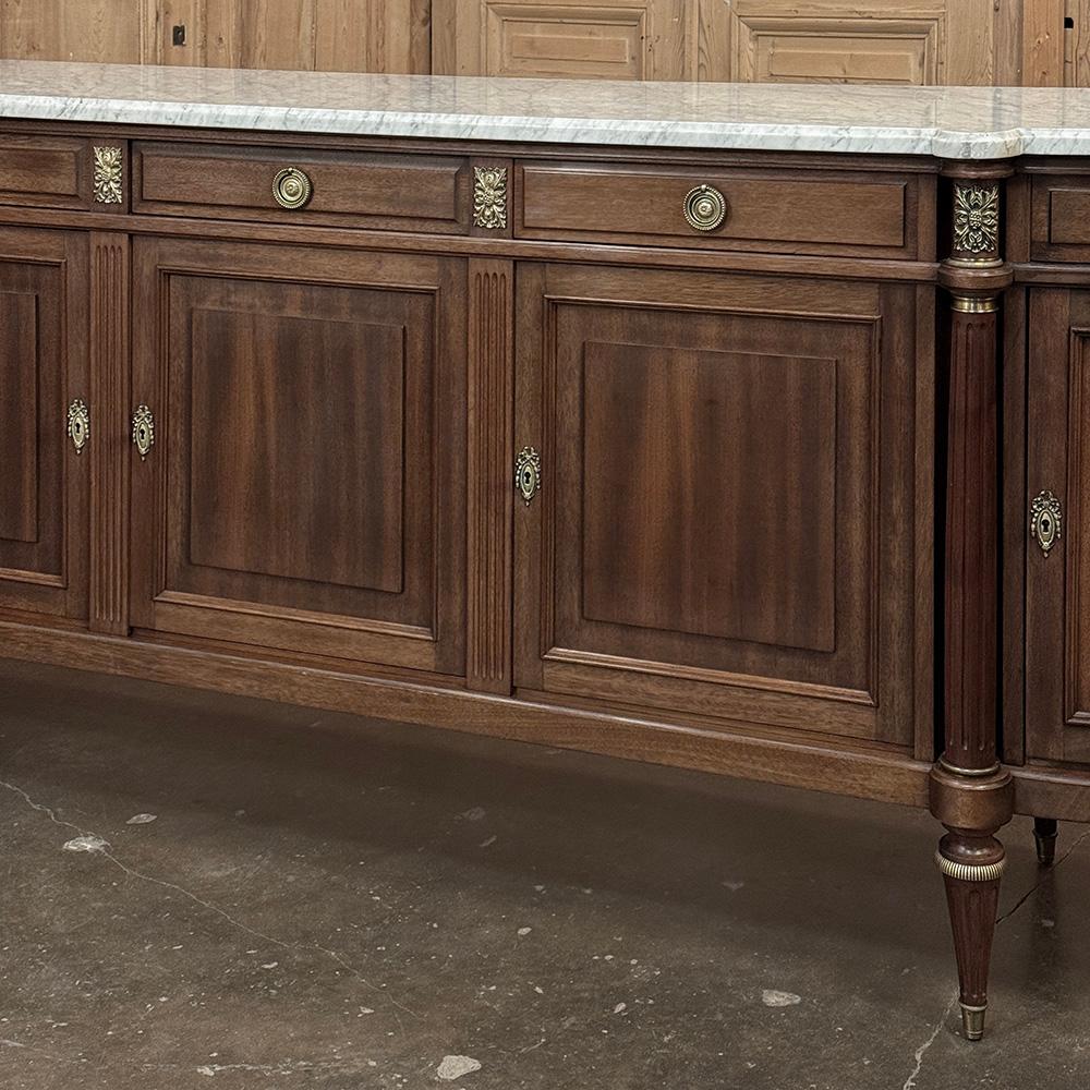 Grand French Louis XVI Mahogany Round-Sided Buffet con marmo di Carrara in vendita 3