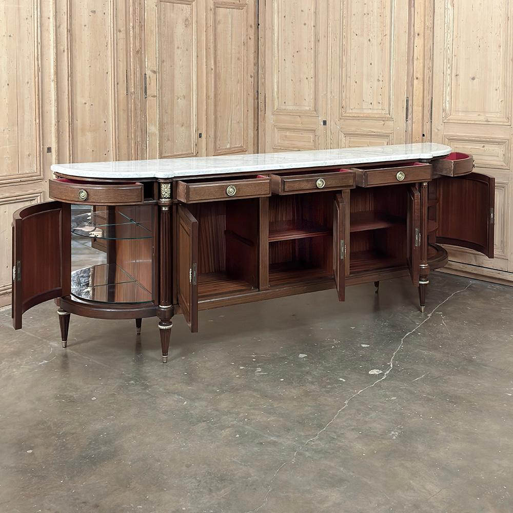Grand French Louis XVI Mahogany Round-Sided Buffet con marmo di Carrara in vendita 3
