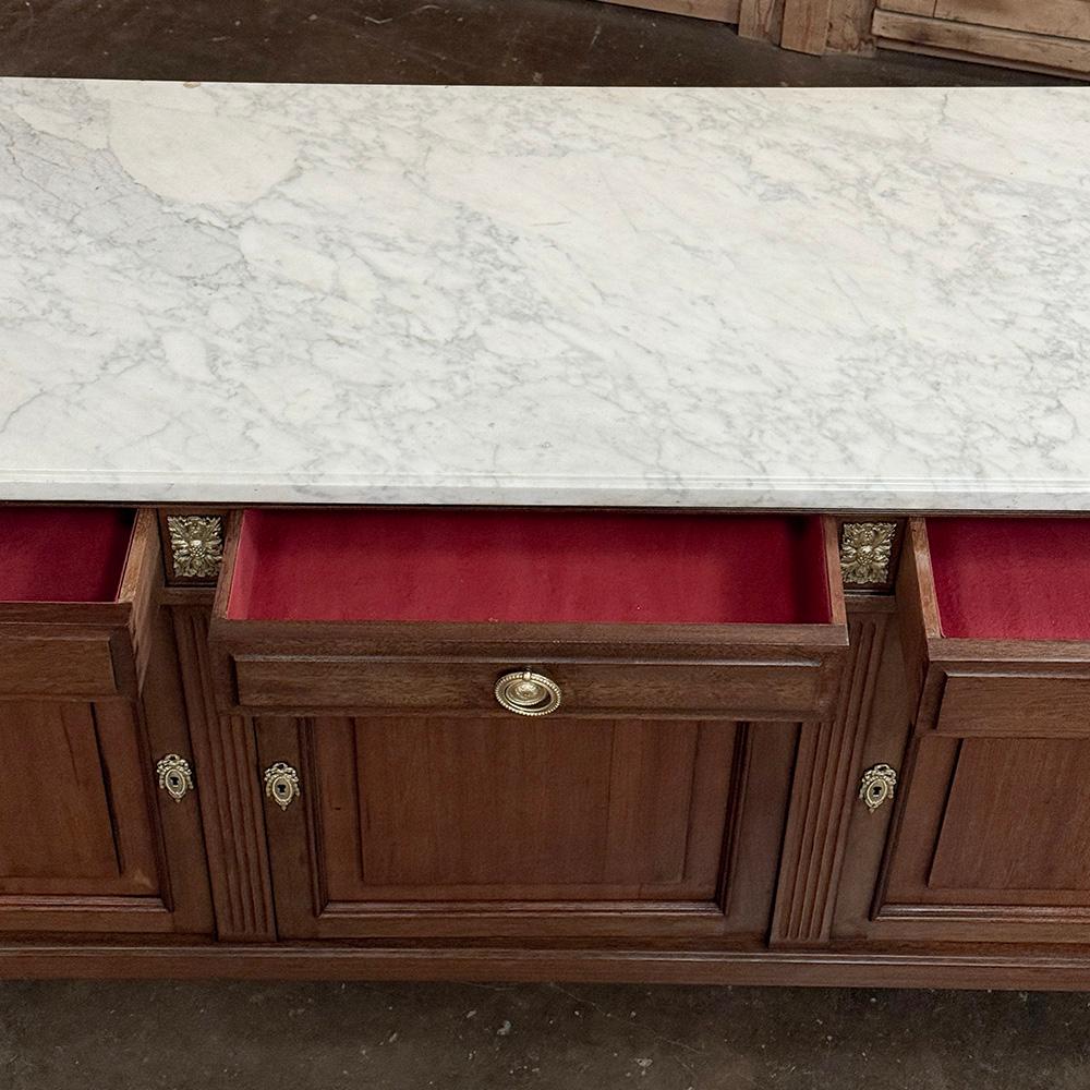Grand French Louis XVI Mahogany Round-Sided Buffet con marmo di Carrara in vendita 9