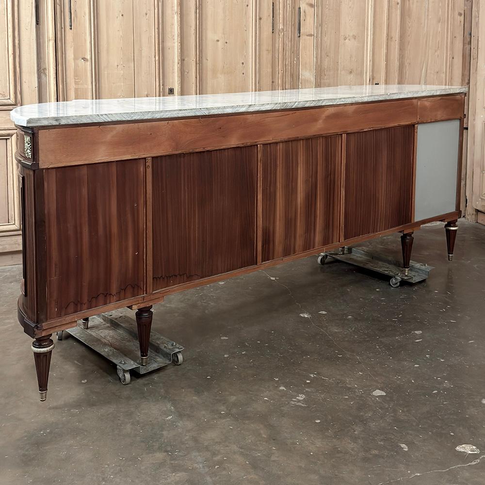 Grand French Louis XVI Mahogany Round-Sided Buffet con marmo di Carrara in vendita 11