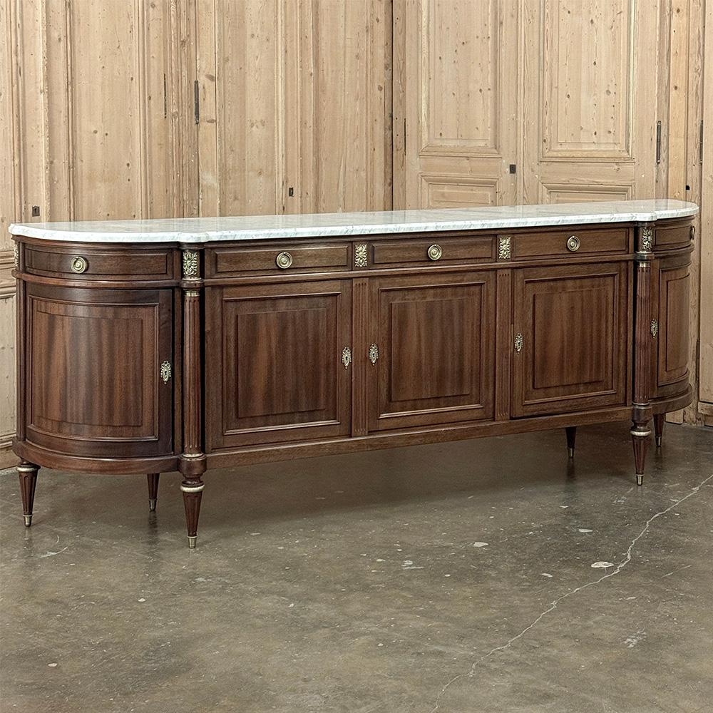 Luigi XVI Grand French Louis XVI Mahogany Round-Sided Buffet con marmo di Carrara in vendita