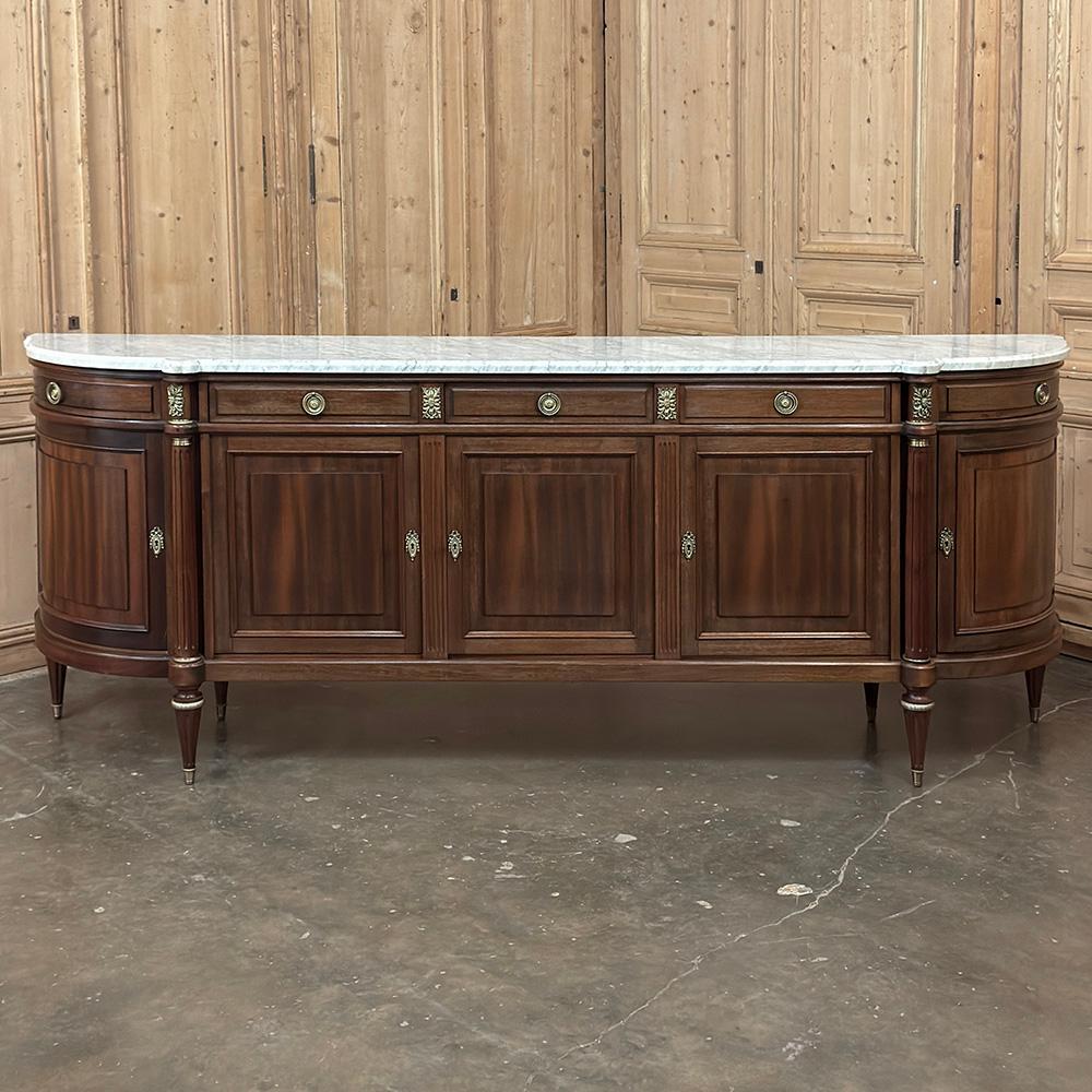 Francese Grand French Louis XVI Mahogany Round-Sided Buffet con marmo di Carrara in vendita