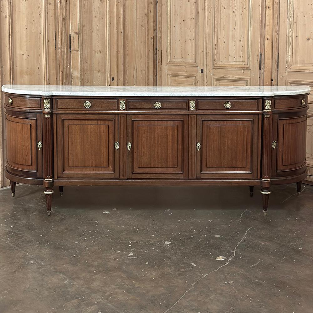 Francese Grand French Louis XVI Mahogany Round-Sided Buffet con marmo di Carrara in vendita