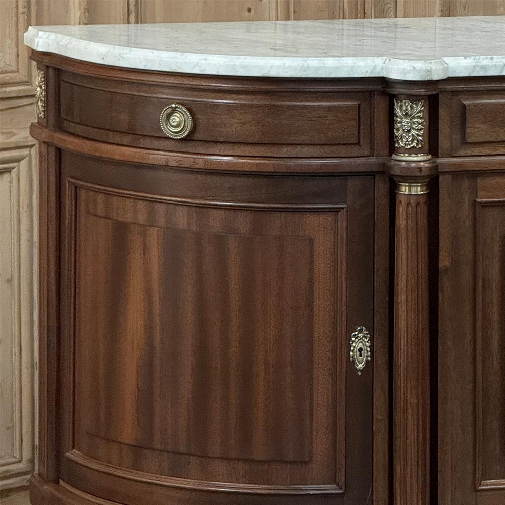 Fatto a mano Grand French Louis XVI Mahogany Round-Sided Buffet con marmo di Carrara in vendita