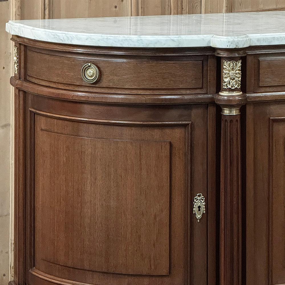 Fatto a mano Grand French Louis XVI Mahogany Round-Sided Buffet con marmo di Carrara in vendita