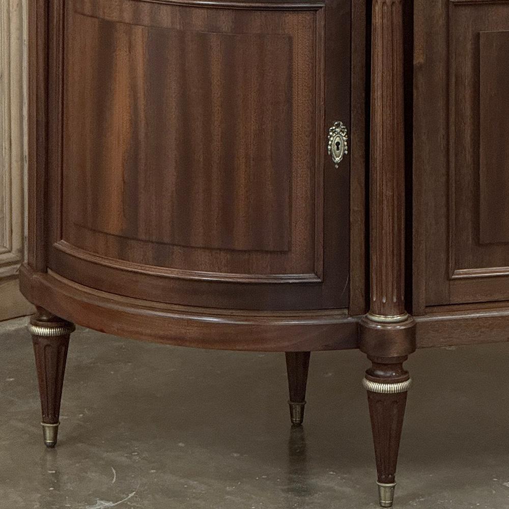 Grand French Louis XVI Mahogany Round-Sided Buffet con marmo di Carrara In condizioni buone in vendita a Dallas, TX