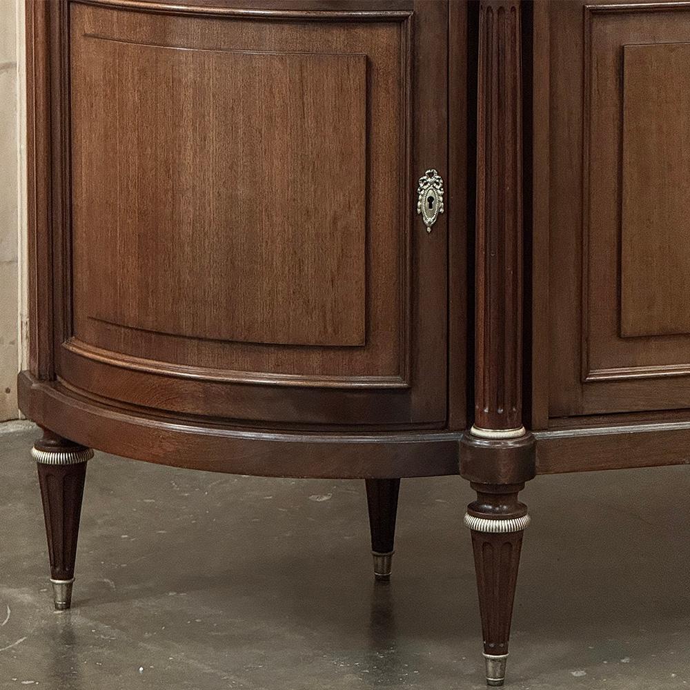 Grand French Louis XVI Mahogany Round-Sided Buffet con marmo di Carrara In condizioni buone in vendita a Dallas, TX