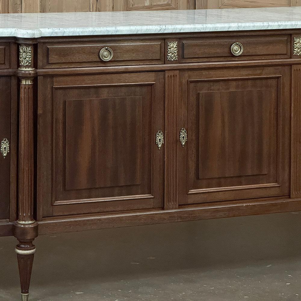 XX secolo Grand French Louis XVI Mahogany Round-Sided Buffet con marmo di Carrara in vendita