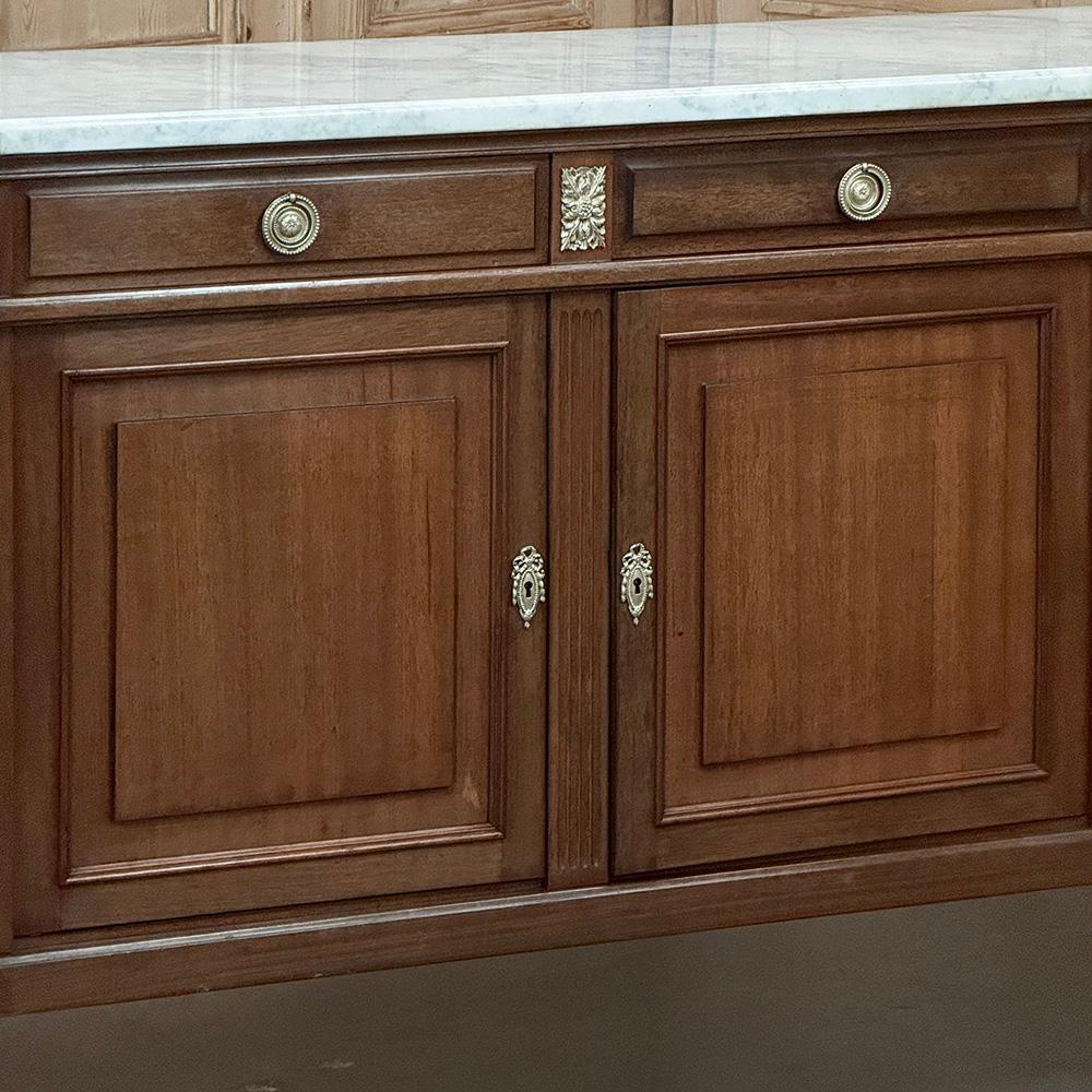 XX secolo Grand French Louis XVI Mahogany Round-Sided Buffet con marmo di Carrara in vendita
