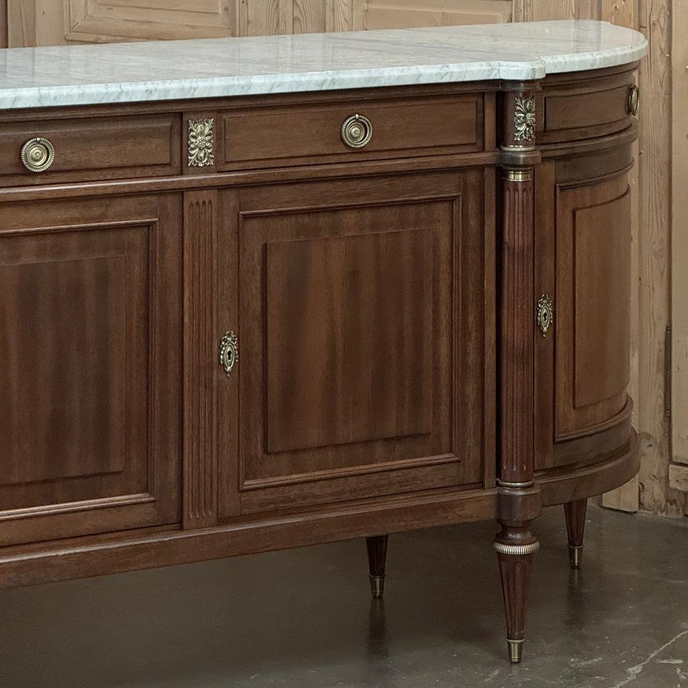 Ottone Grand French Louis XVI Mahogany Round-Sided Buffet con marmo di Carrara in vendita