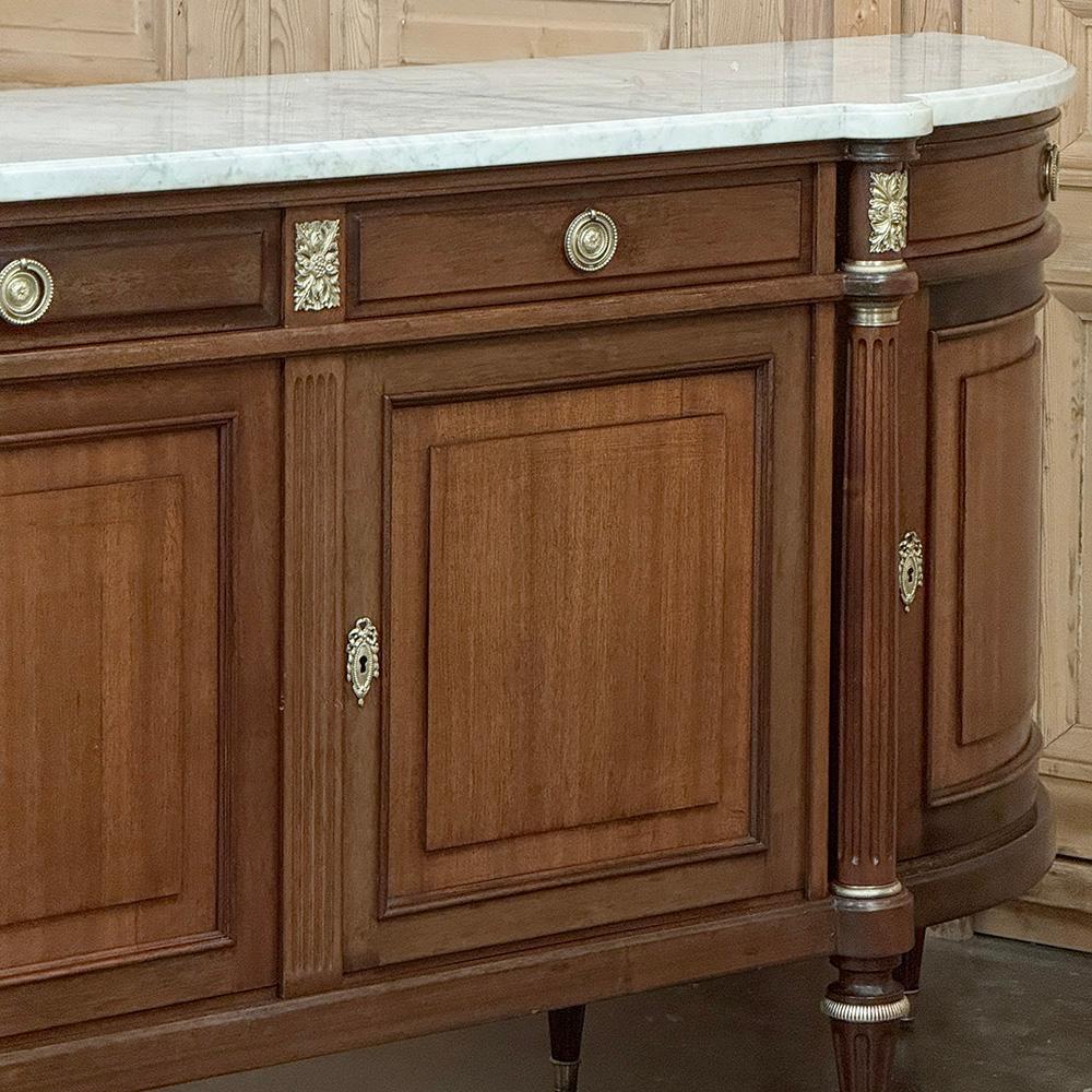 Ottone Grand French Louis XVI Mahogany Round-Sided Buffet con marmo di Carrara in vendita