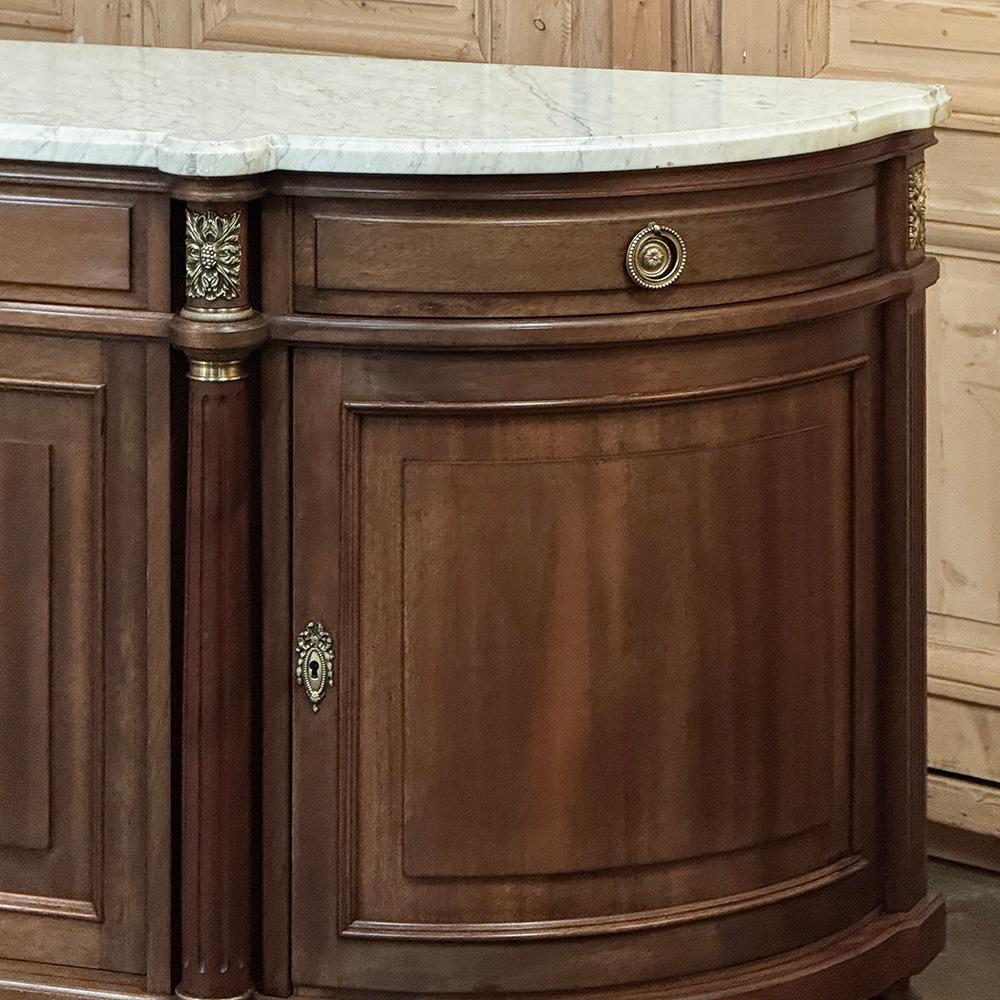 Grand French Louis XVI Mahogany Round-Sided Buffet con marmo di Carrara in vendita 1