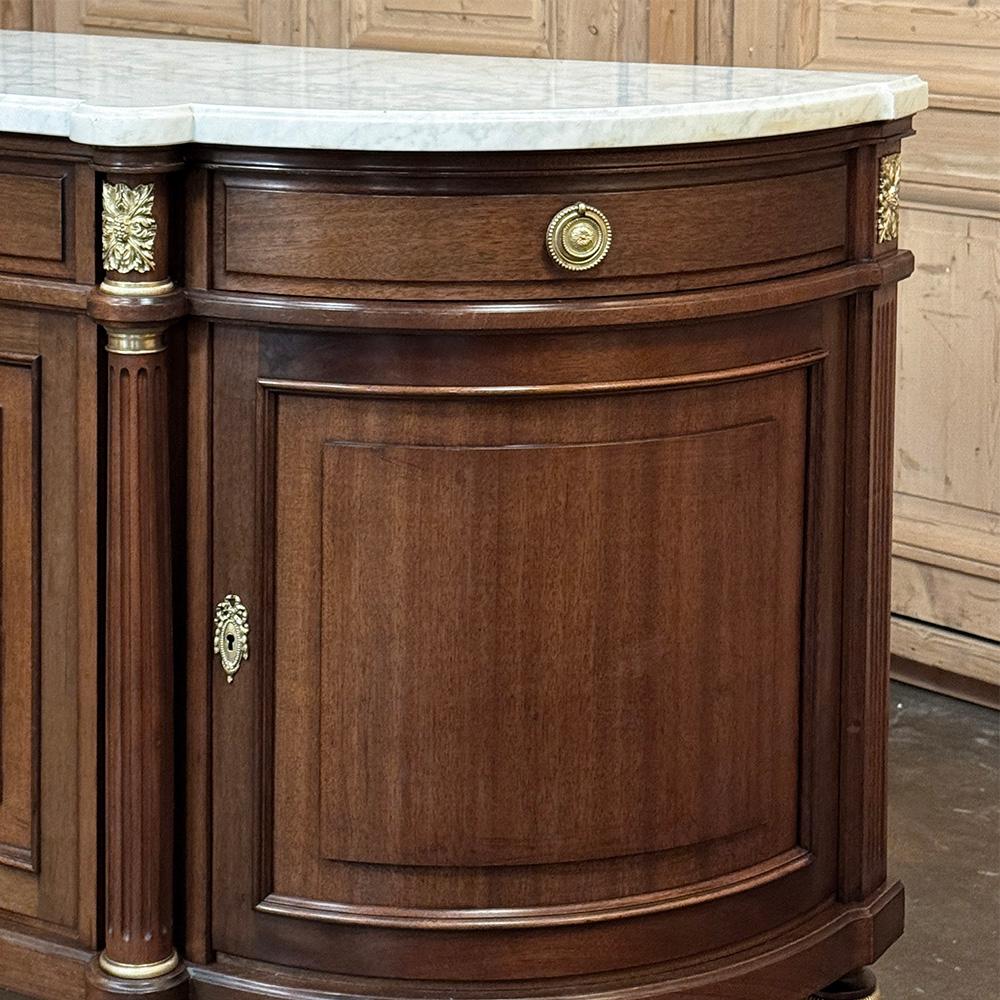 Grand French Louis XVI Mahogany Round-Sided Buffet con marmo di Carrara in vendita 1