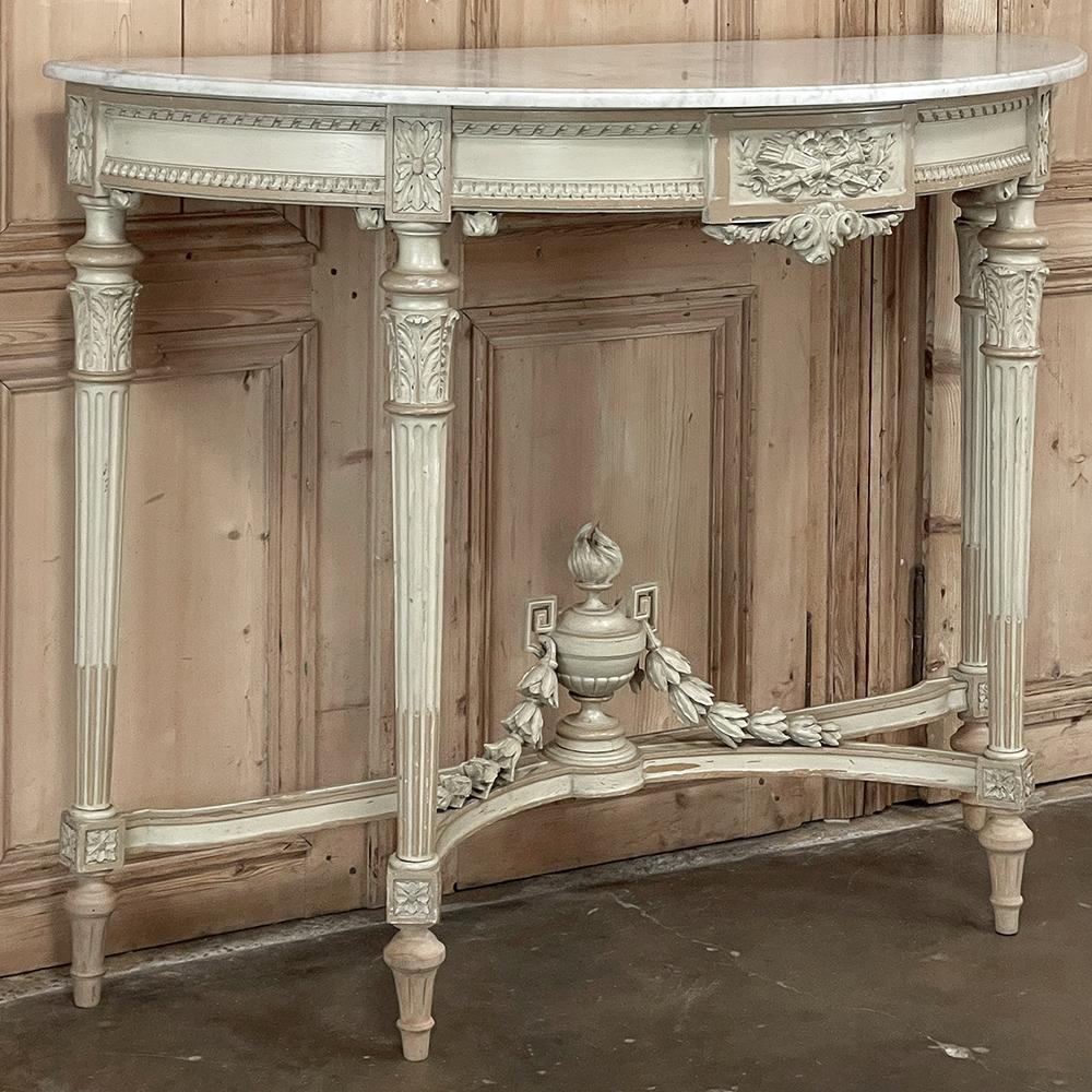 La grande console française Louis XVI peinte Demilune avec dessus en marbre de Carrare a été conçue pour un haut plafond, et présente un design à quatre pattes qui la rend autoportante.  Il peut donc être placé n'importe où, sans avoir à être fixé