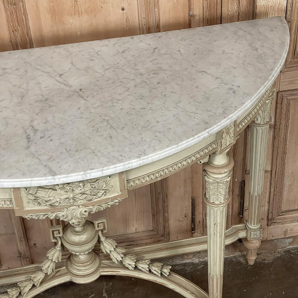 Fin du XIXe siècle Grande console franaise Louis XVI peinte en demi-lune avec plateau en marbre de Carrare en vente