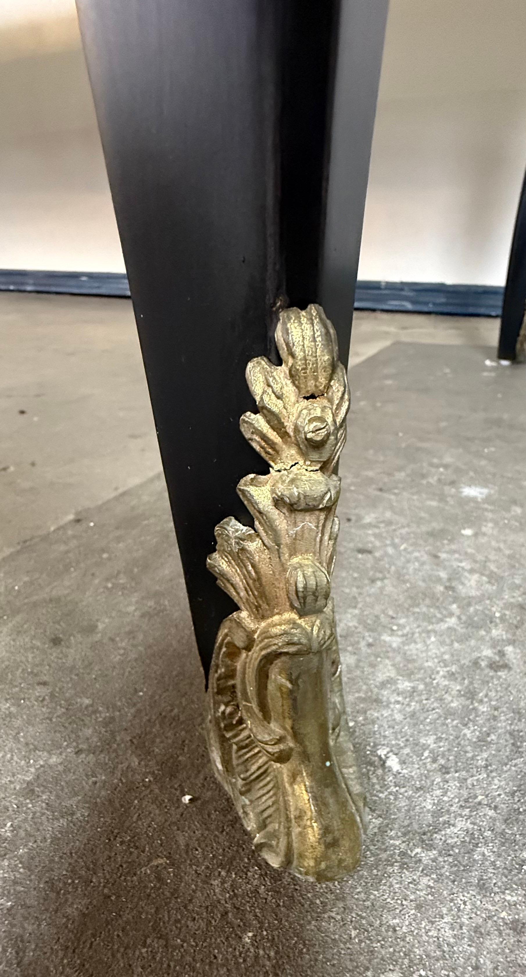 Grande tavolo da pranzo ovale francese in stile Luigi XVI con grembiule traforato dorato in vendita 4