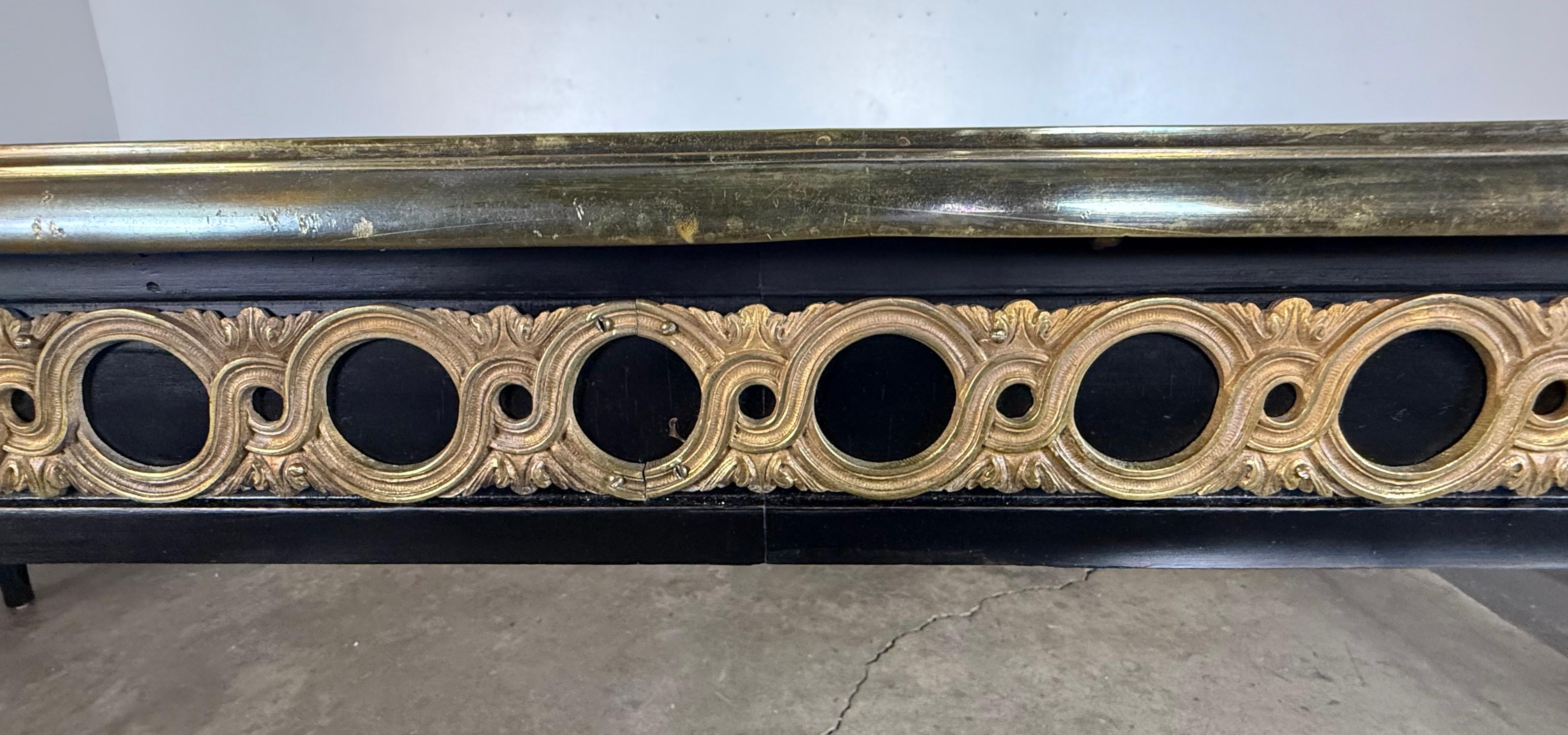 Inizio XX secolo Grande tavolo da pranzo ovale francese in stile Luigi XVI con grembiule traforato dorato in vendita