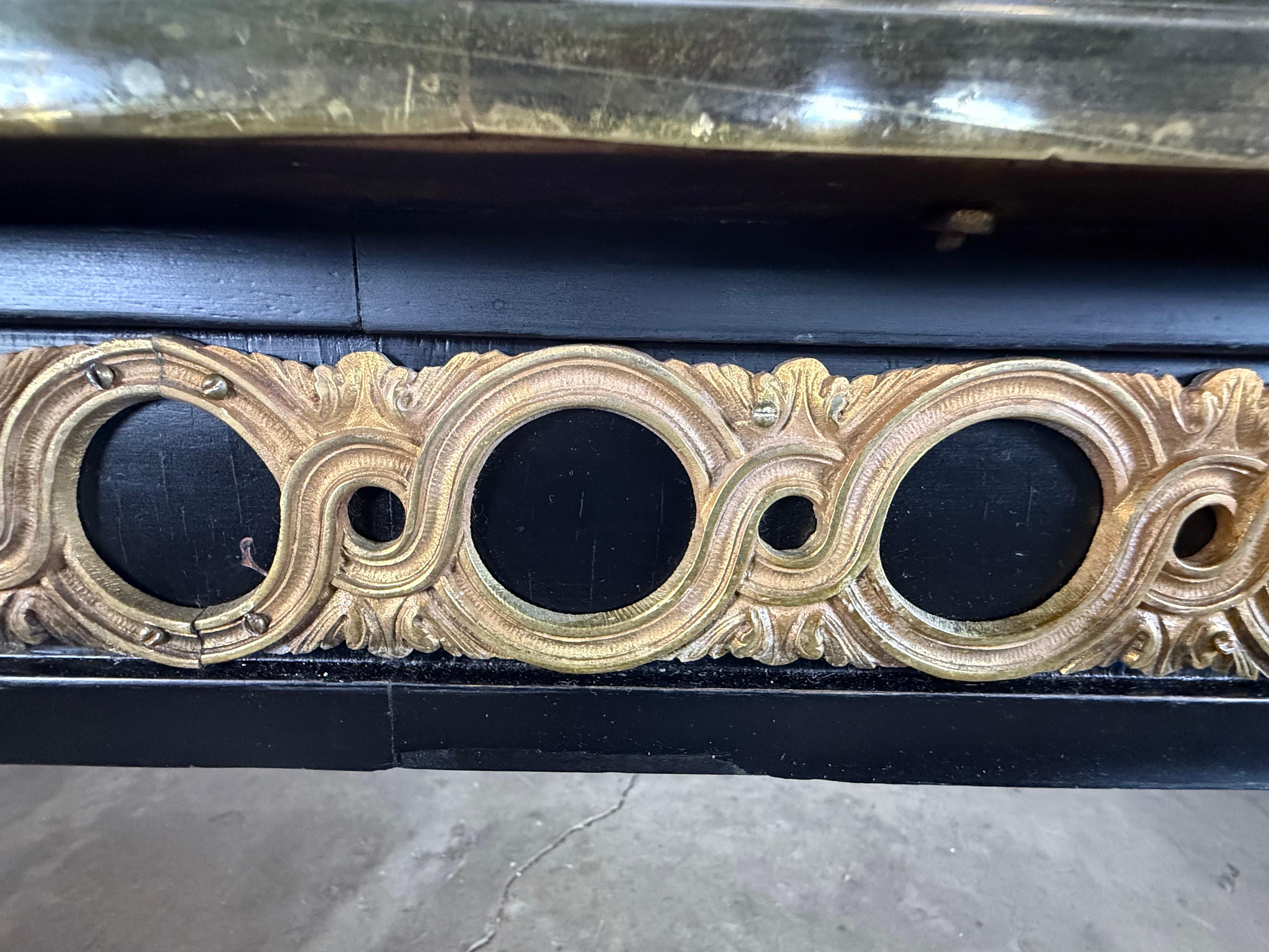 Bronzo Grande tavolo da pranzo ovale francese in stile Luigi XVI con grembiule traforato dorato in vendita