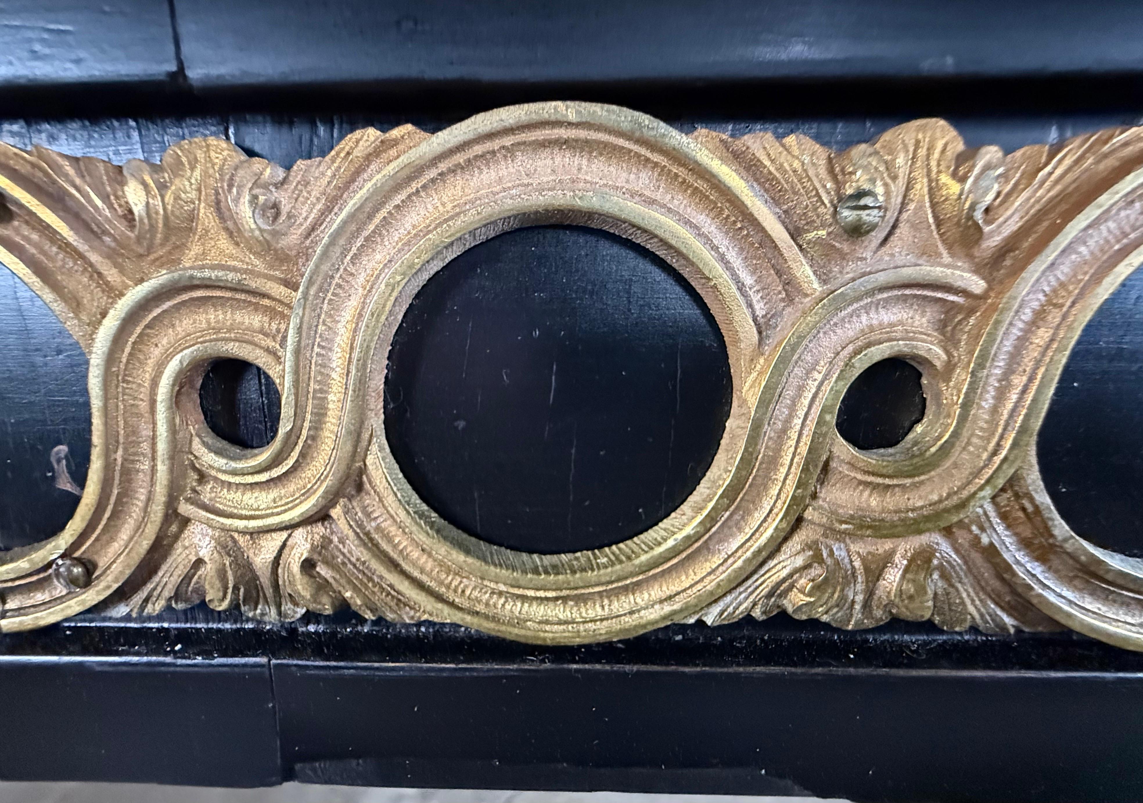 Grande tavolo da pranzo ovale francese in stile Luigi XVI con grembiule traforato dorato in vendita 1