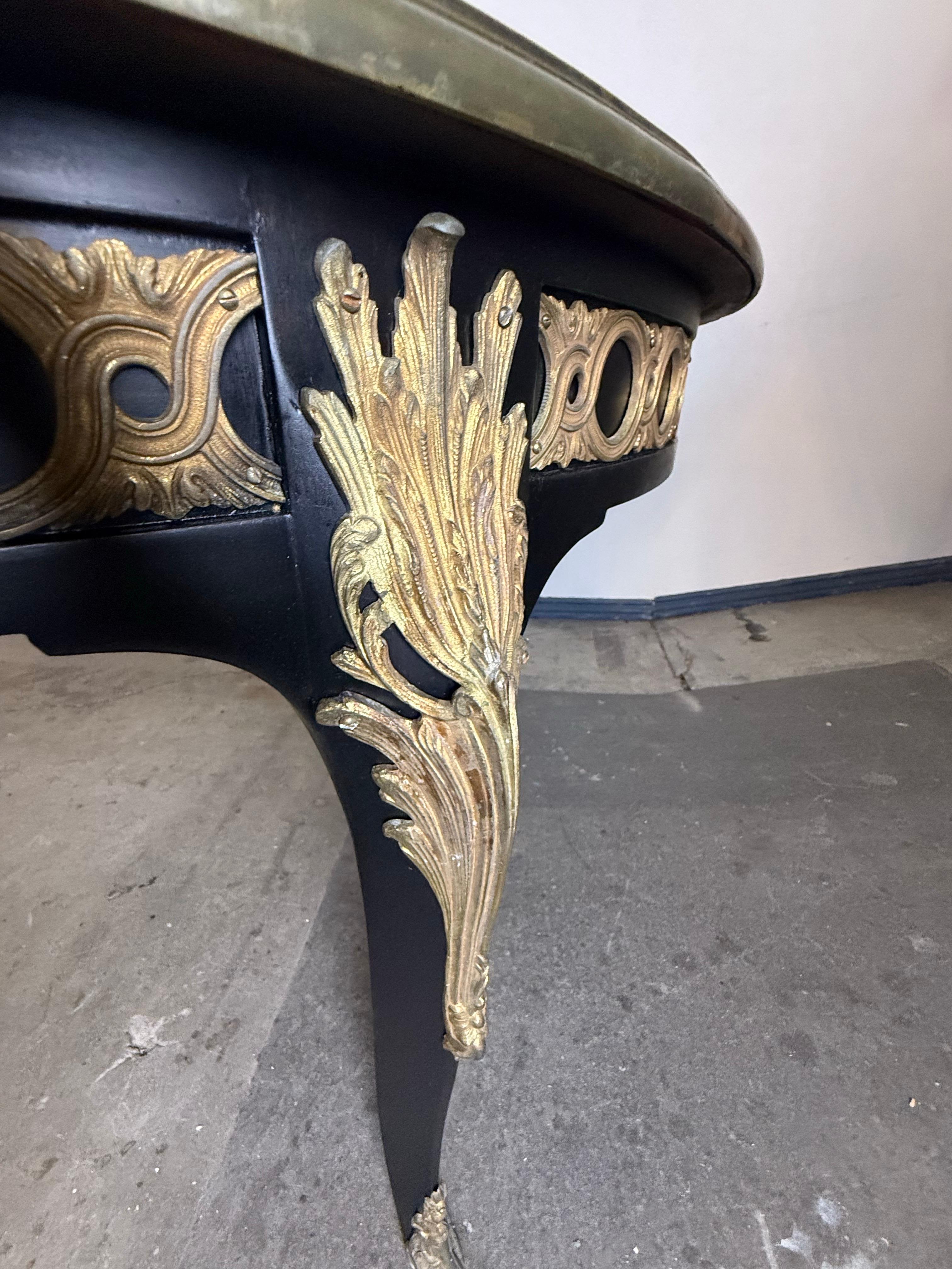 Grande tavolo da pranzo ovale francese in stile Luigi XVI con grembiule traforato dorato in vendita 2