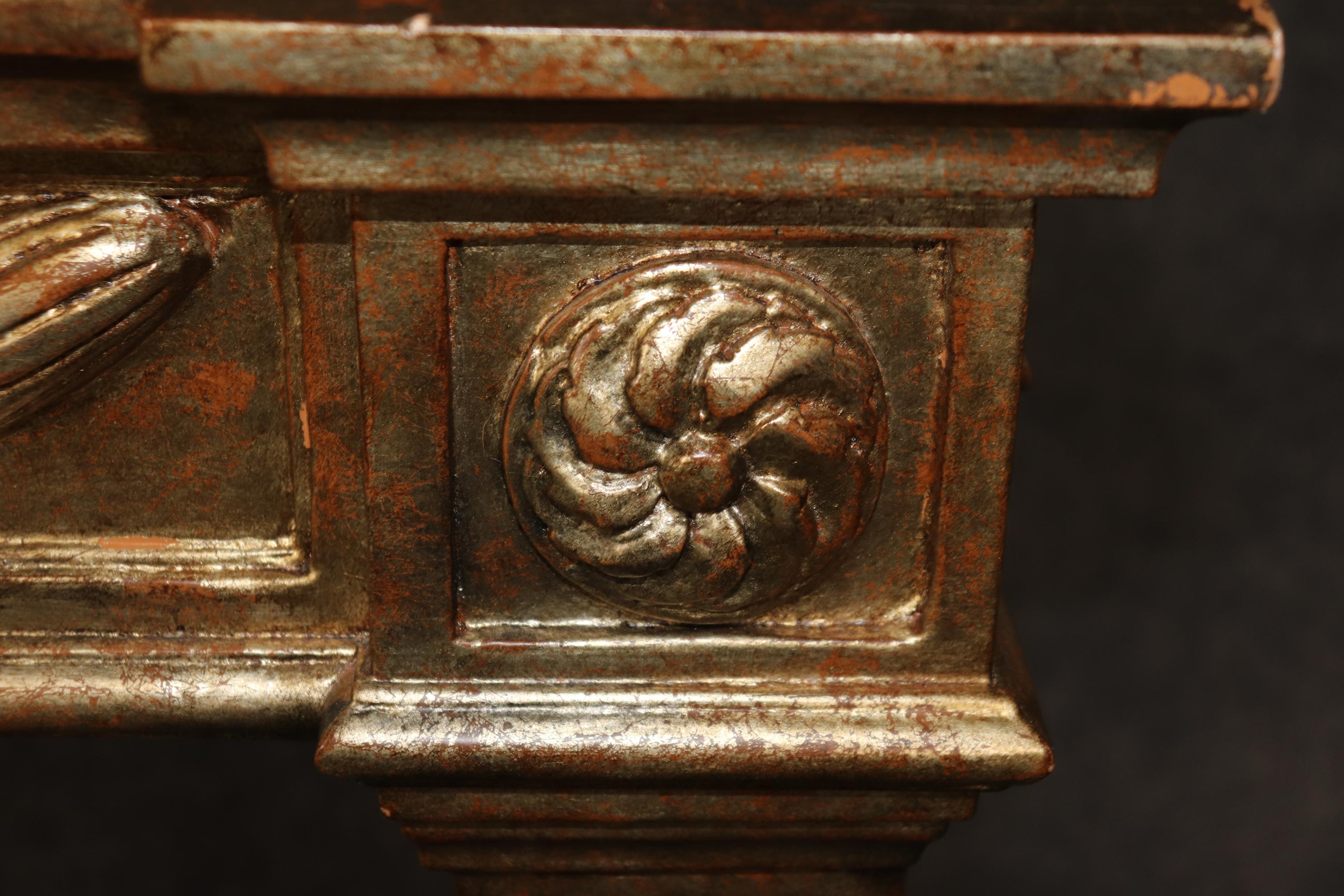 Grande tavolo da console francese con piano in marmo intagliato Luigi XVI Directoire a foglia d'argento in vendita 4
