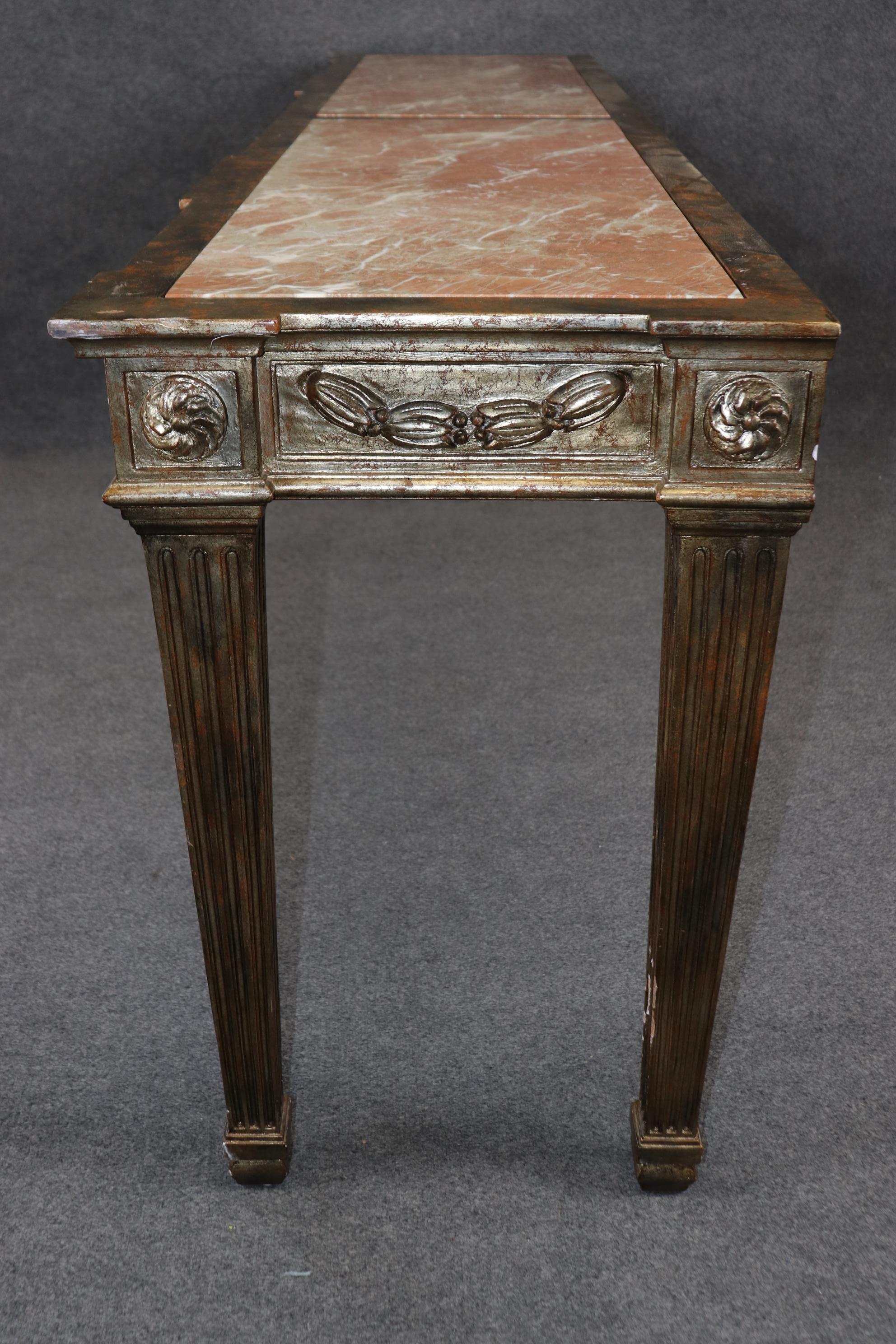 Grande tavolo da console francese con piano in marmo intagliato Luigi XVI Directoire a foglia d'argento In condizioni buone in vendita a Swedesboro, NJ