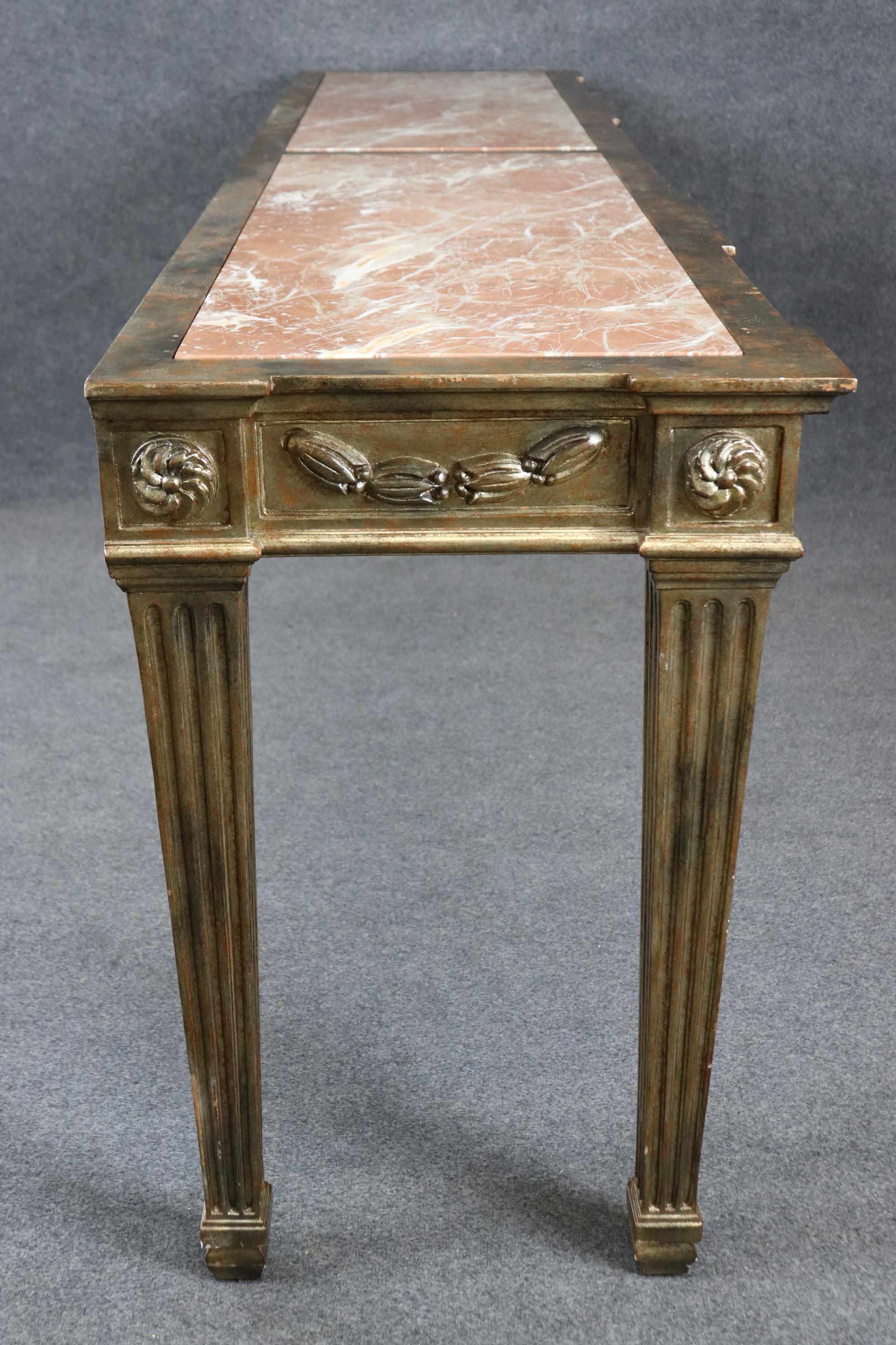 Metà XX secolo Grande tavolo da console francese con piano in marmo intagliato Luigi XVI Directoire a foglia d'argento in vendita
