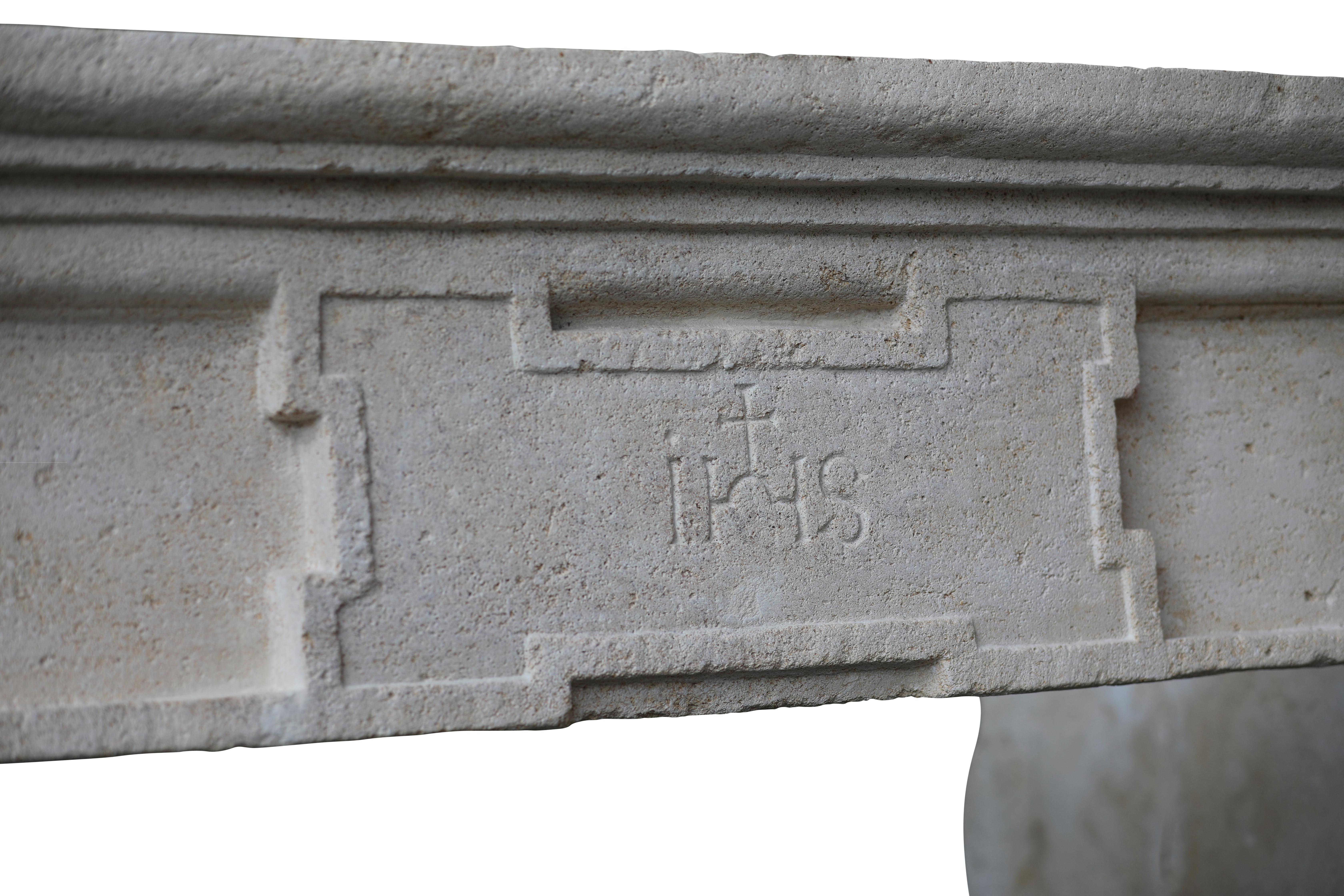 Grand French Monastery Kalkstein-Kamin im Zustand „Hervorragend“ im Angebot in Beervelde, BE