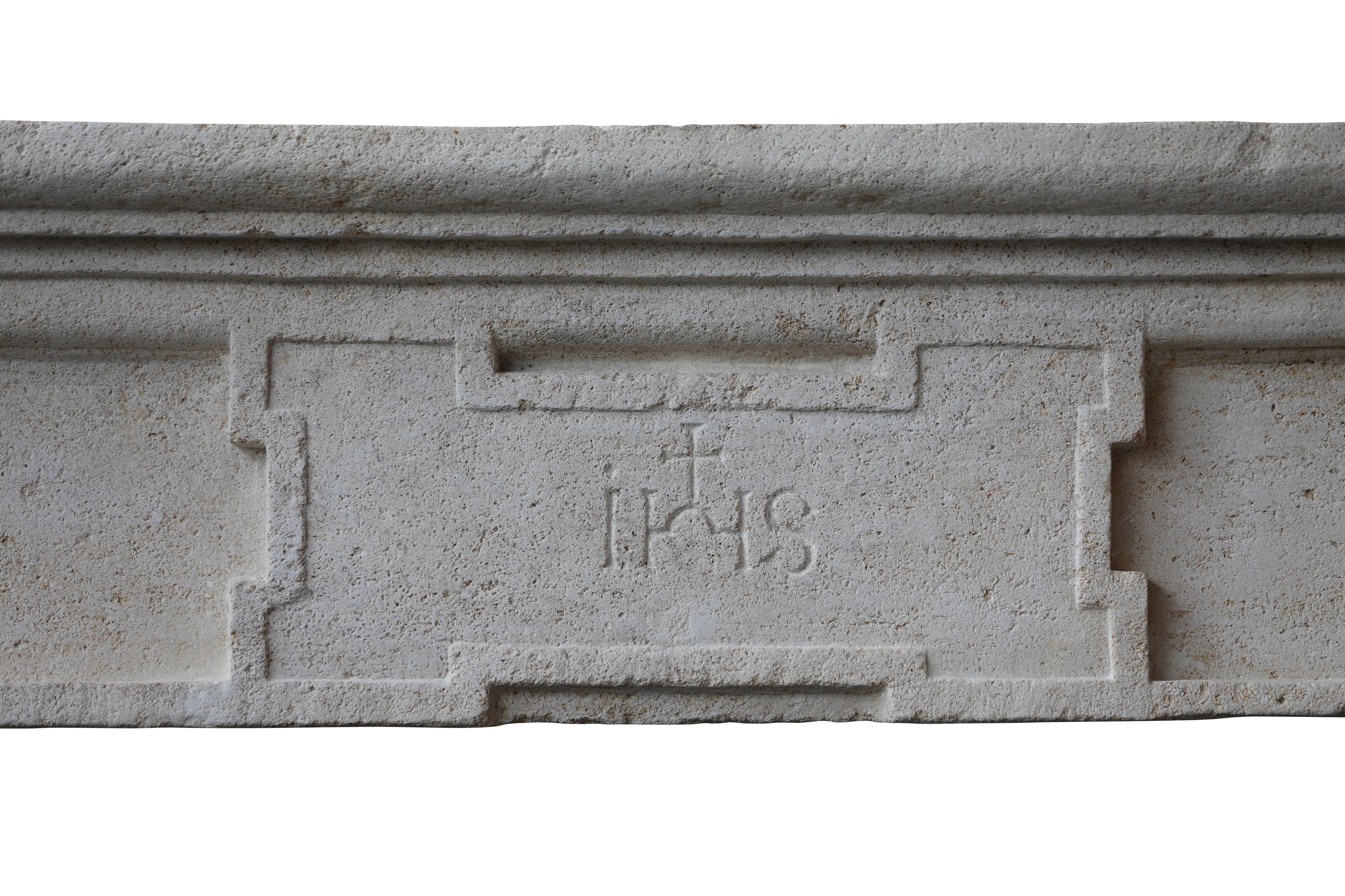 Grand French Monastery Kalkstein-Kamin (18. Jahrhundert und früher) im Angebot