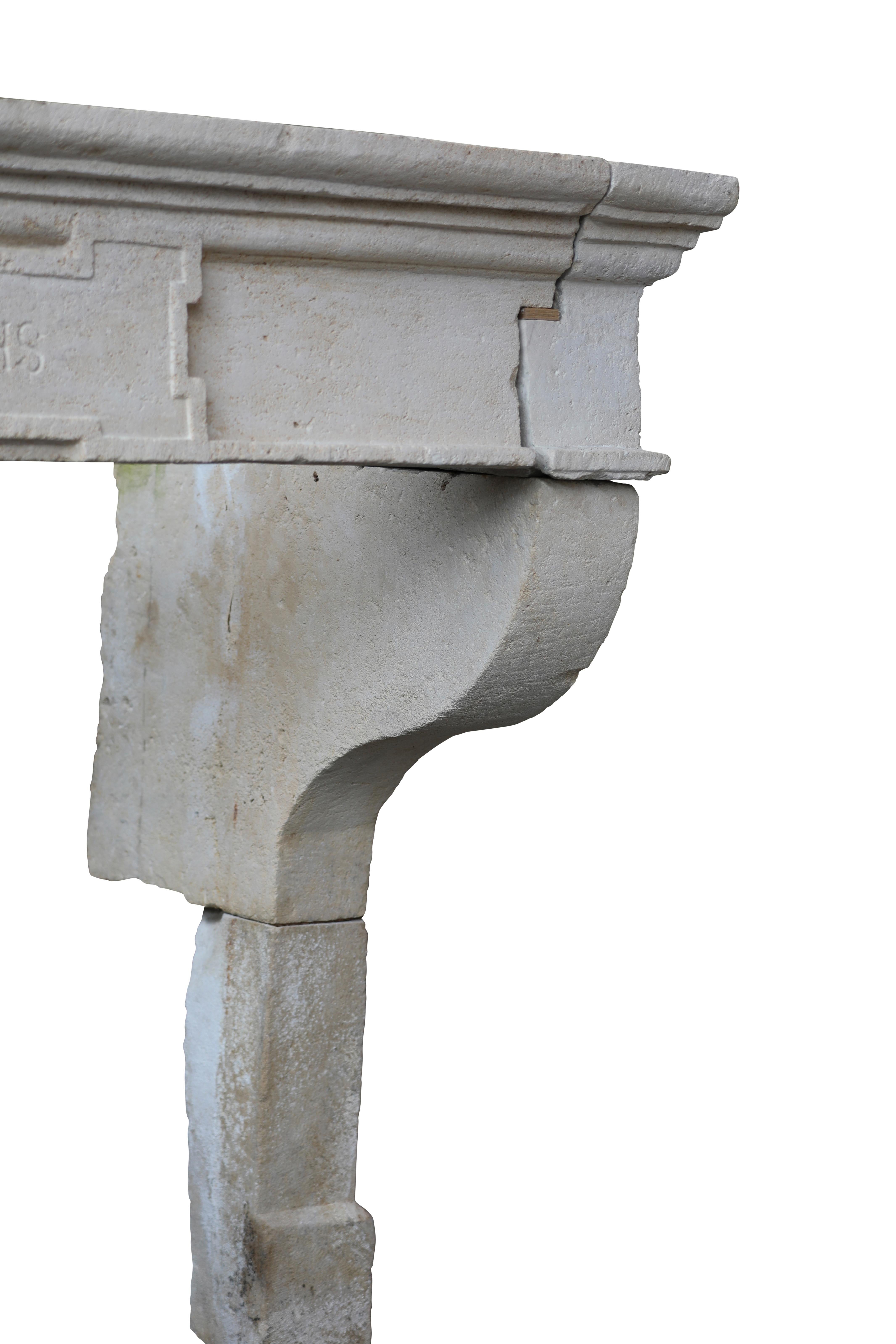 Grand French Monastery Kalkstein-Kamin im Angebot 1