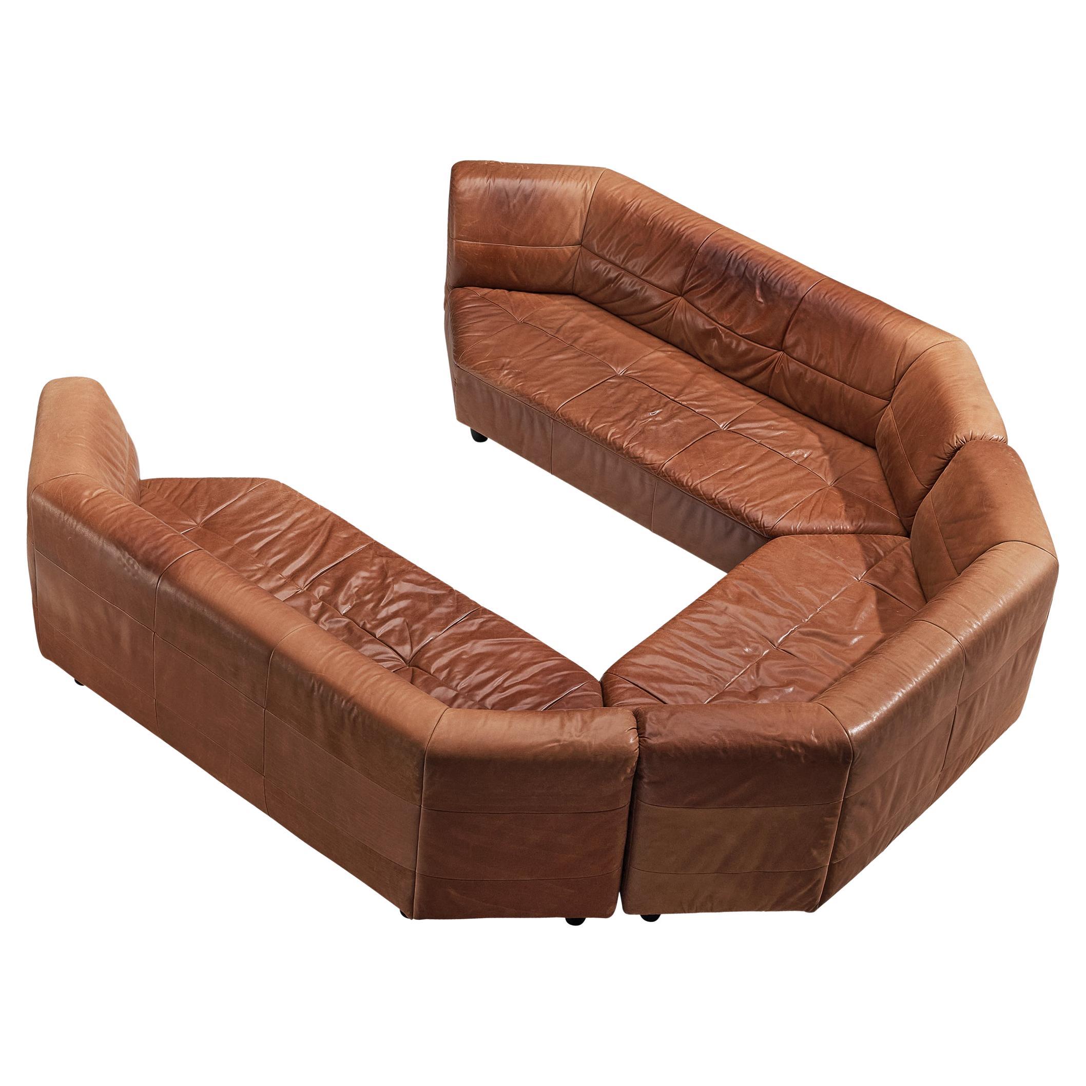 Großes geometrisches Sofa aus cognacfarbenem Leder 