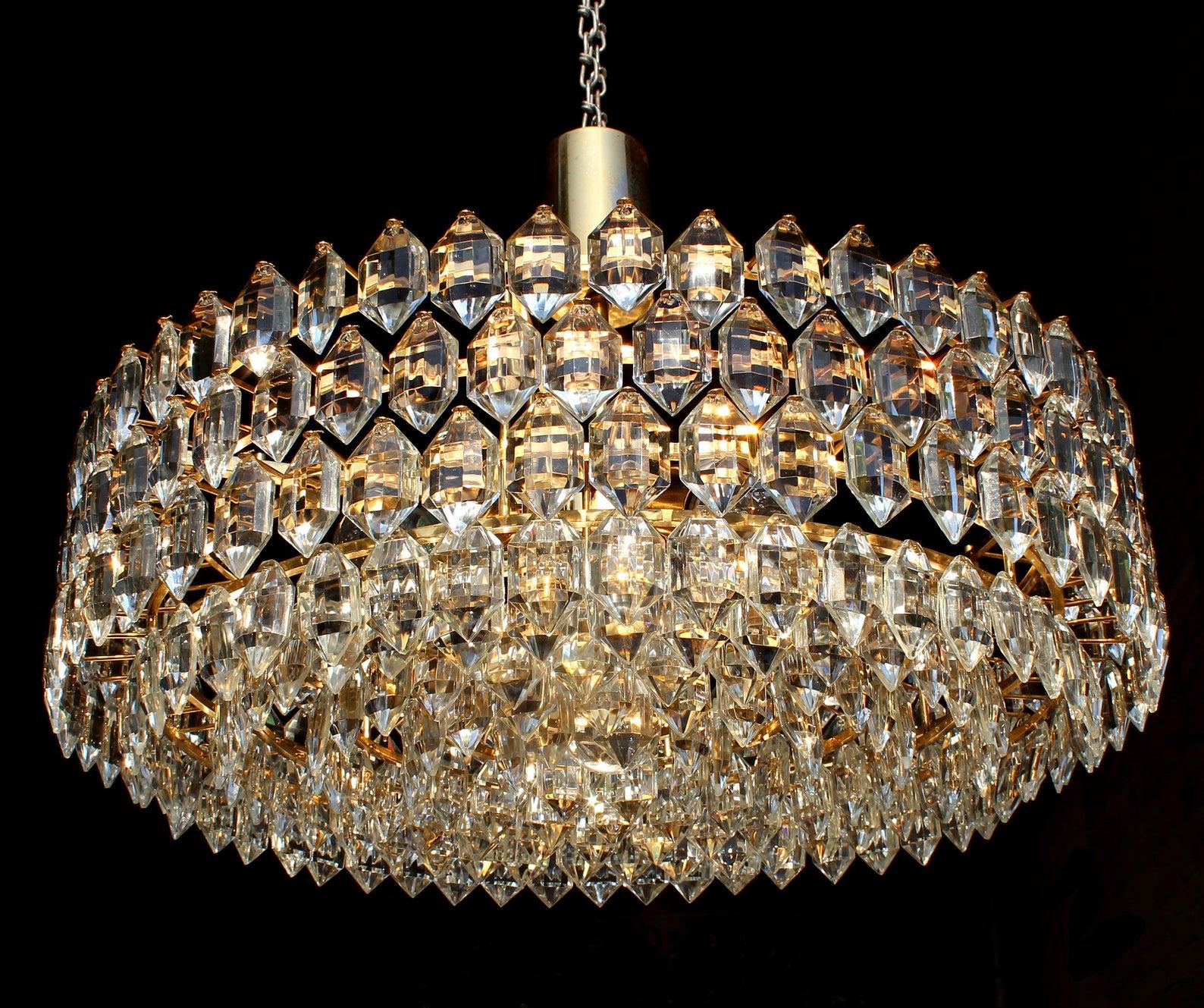 Gilt brass and fine lead crystal chandelier 1970s / Schröder Leuchten / Germany with 7-light (E27) and 303 grand hexagonal crystal ornaments
This fine chandelier of Schröder & Co. Manufacture is a timeless and elegant masterpiece of German