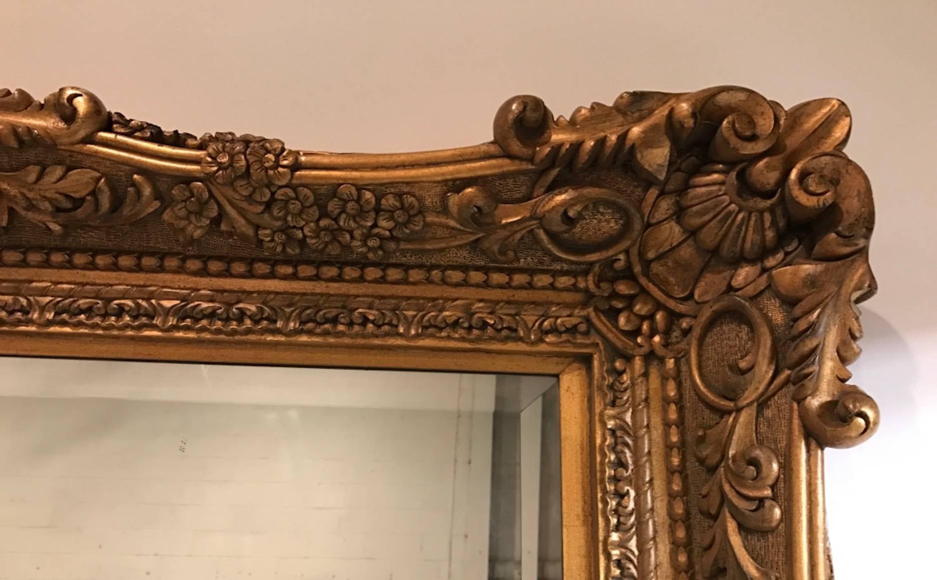 Großer Spiegel aus vergoldetem Holz mit verschnörkelten Details (20. Jahrhundert) im Angebot