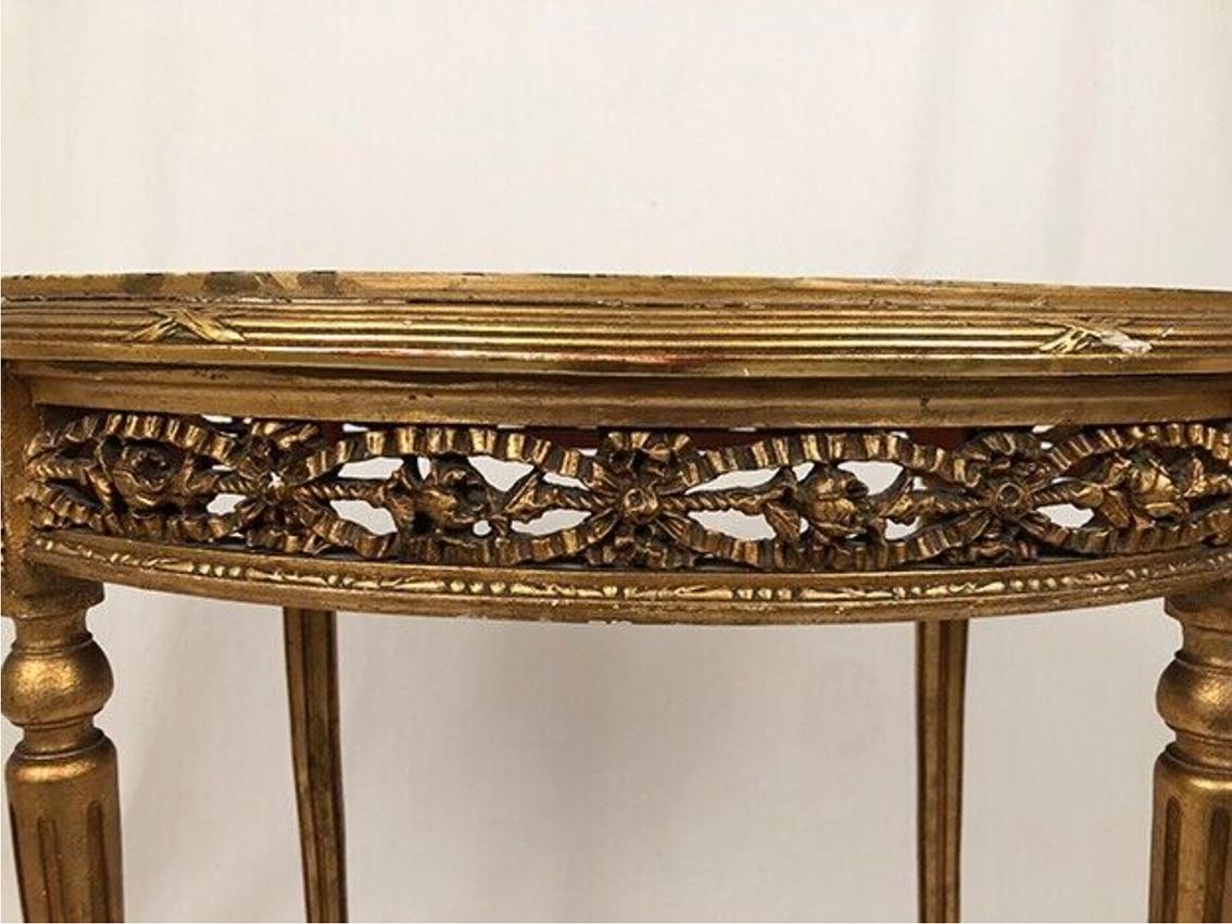 French Grand guéridon de style Louis XVI en bois doré et plateau de marbre, fin XIXe
