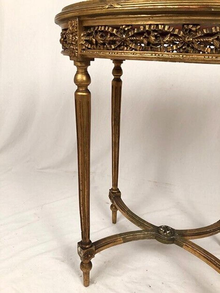 Grand guéridon de style Louis XVI en bois doré et plateau de marbre, fin XIXe In Distressed Condition In ROYÈRE-DE-VASSIVIÈRE, FR