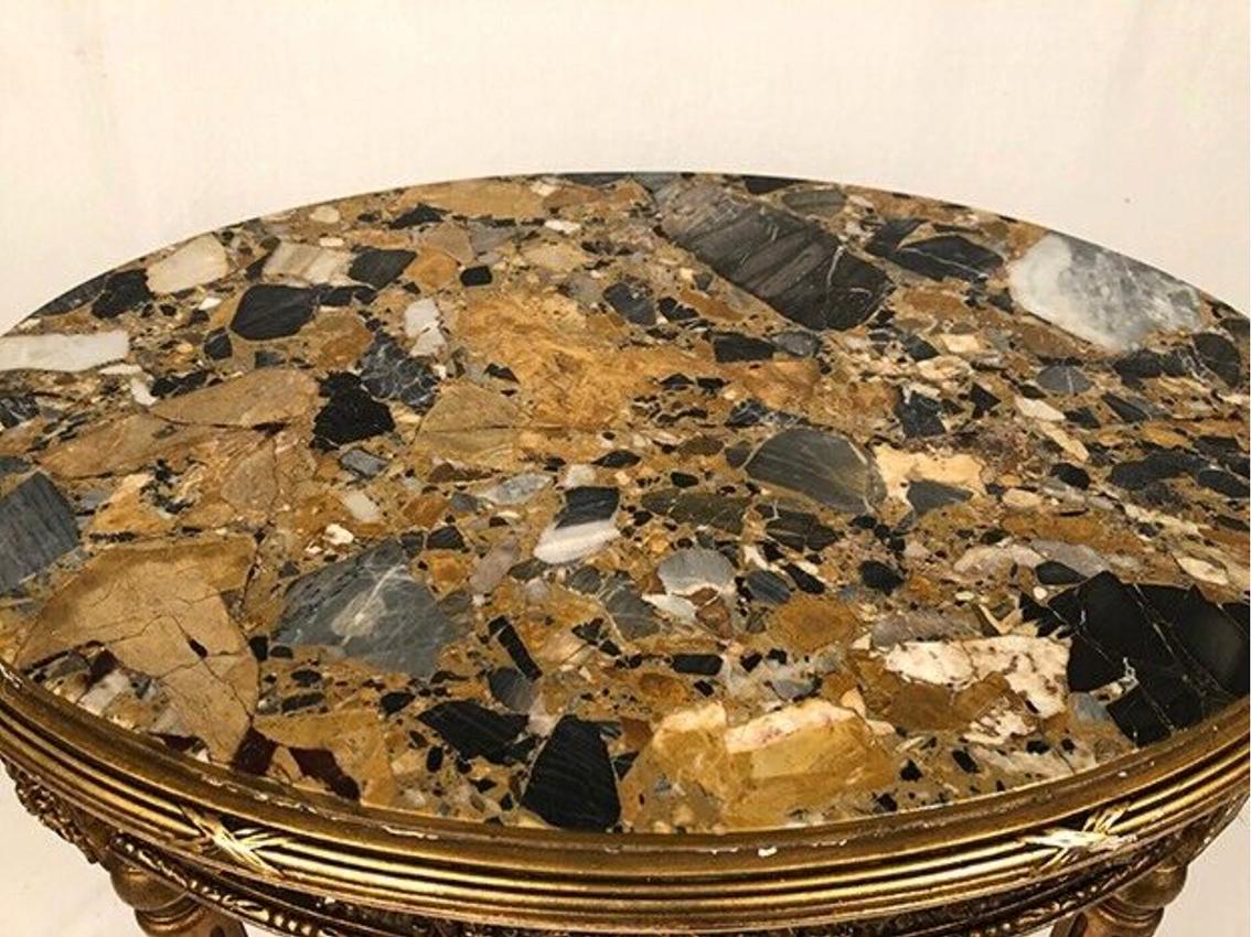 Wood Grand guéridon de style Louis XVI en bois doré et plateau de marbre, fin XIXe